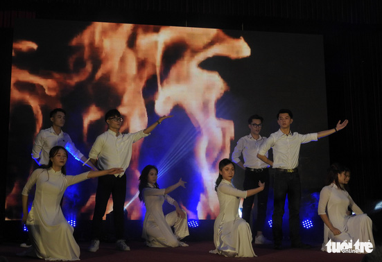 Con gái liệt sĩ Rào Trăng Phạm Văn Hưởng nghẹn ngào hát Bài ca hy vọng - Ảnh 2. Con gái liệt sĩ Rào Trăng Phạm Văn Hưởng nghẹn ngào hát Bài ca hy vọng - Ảnh 2.