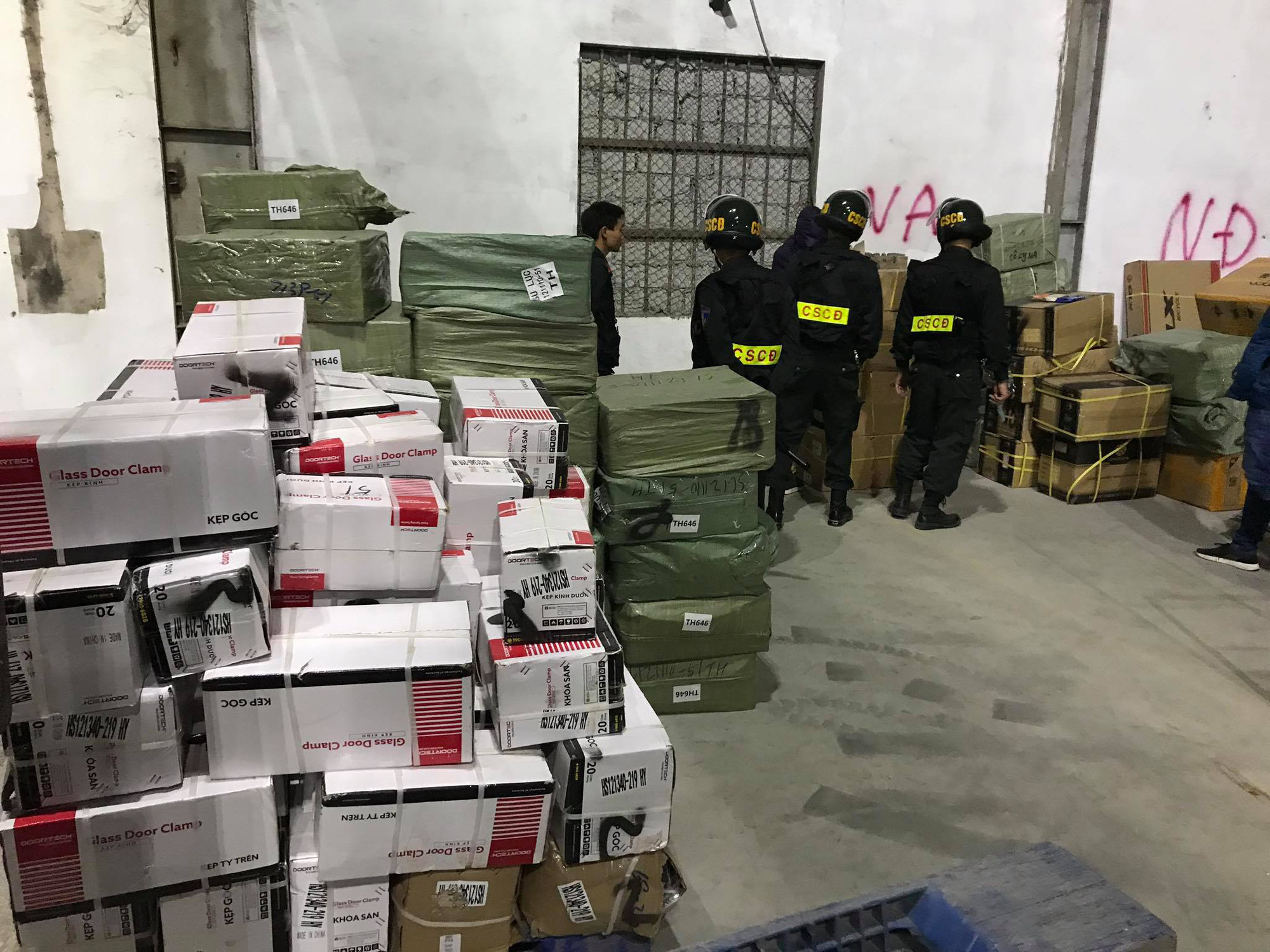 Phá đường dây buôn lậu lớn tại Móng Cái, thu giữ hơn 500 tấn hàng - Ảnh 1. Phá đường dây buôn lậu lớn tại Móng Cái, thu giữ hơn 500 tấn hàng - Ảnh 1.