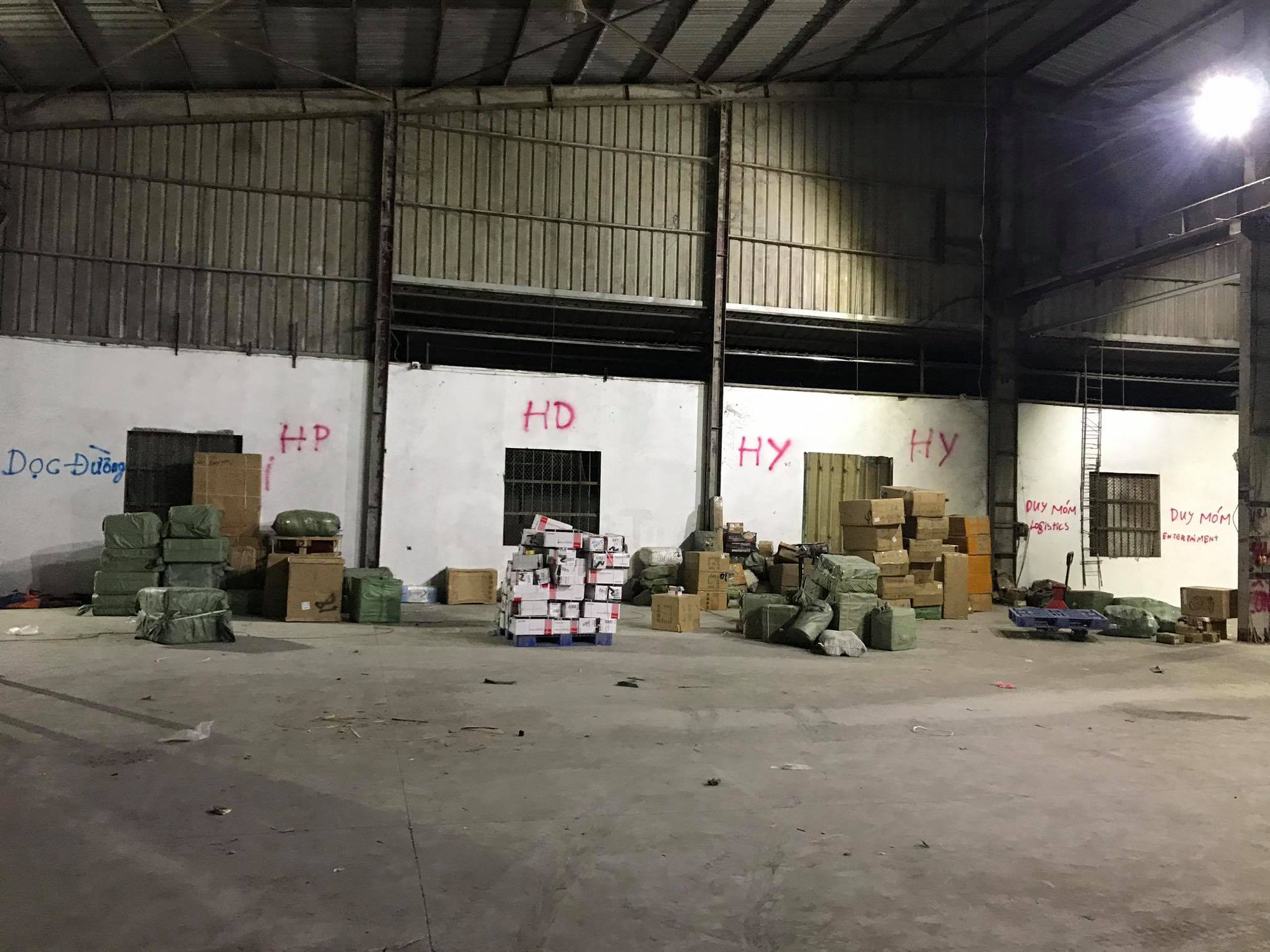 Phá đường dây buôn lậu lớn tại Móng Cái, thu giữ hơn 500 tấn hàng - Ảnh 2. Phá đường dây buôn lậu lớn tại Móng Cái, thu giữ hơn 500 tấn hàng - Ảnh 2.