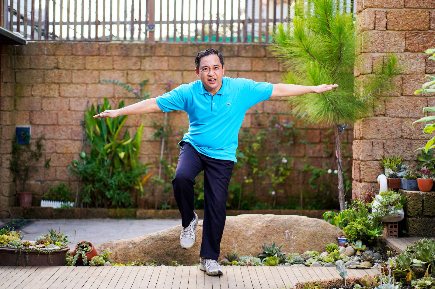 Nhắm mắt đứng một chân: Trào lưu hay kiểm tra nhanh nguy cơ đột quỵ - Ảnh 1.