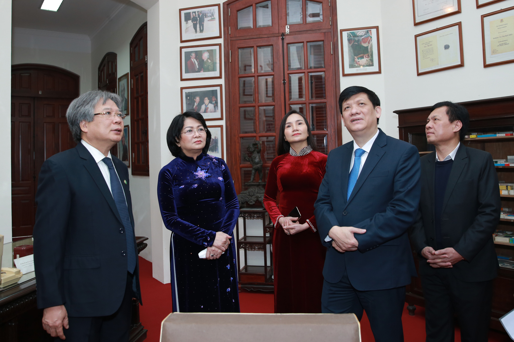 Giám đốc Bệnh viện Hữu nghị Việt Đức nhận danh hiệu Anh hùng lao động - Ảnh 1. Giám đốc Bệnh viện Hữu nghị Việt Đức nhận danh hiệu Anh hùng lao động - Ảnh 1.