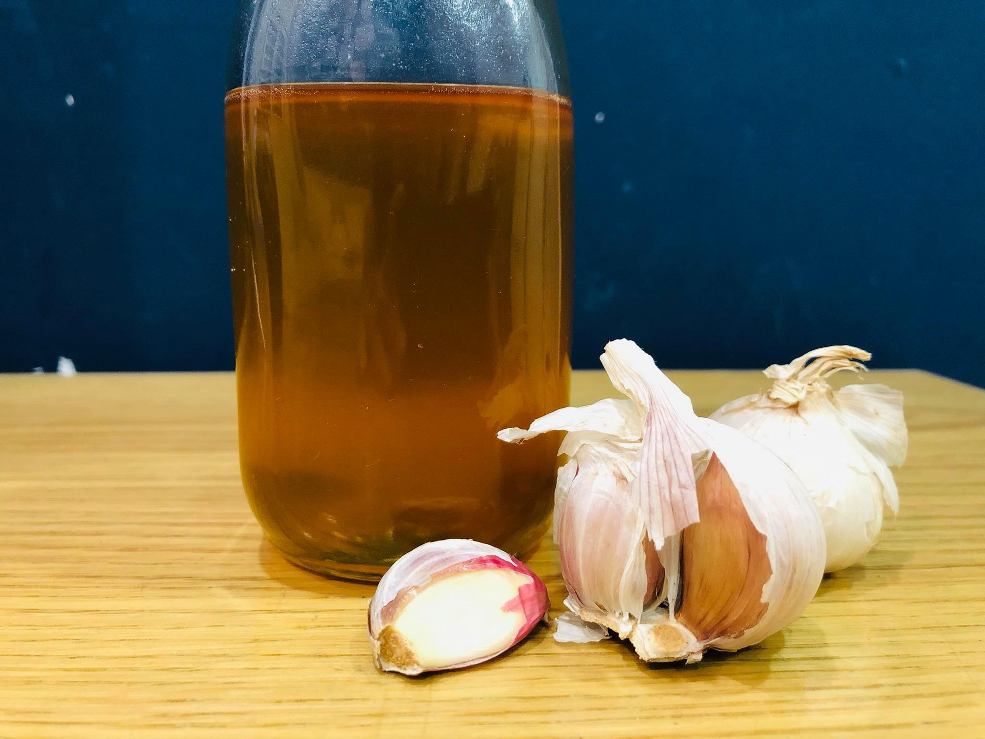 Tỏi ngâm mật ong tăng đề kháng, dùng sao cho đúng? - Ảnh 1. Tỏi ngâm mật ong tăng đề kháng, dùng sao cho đúng? - Ảnh 1.
