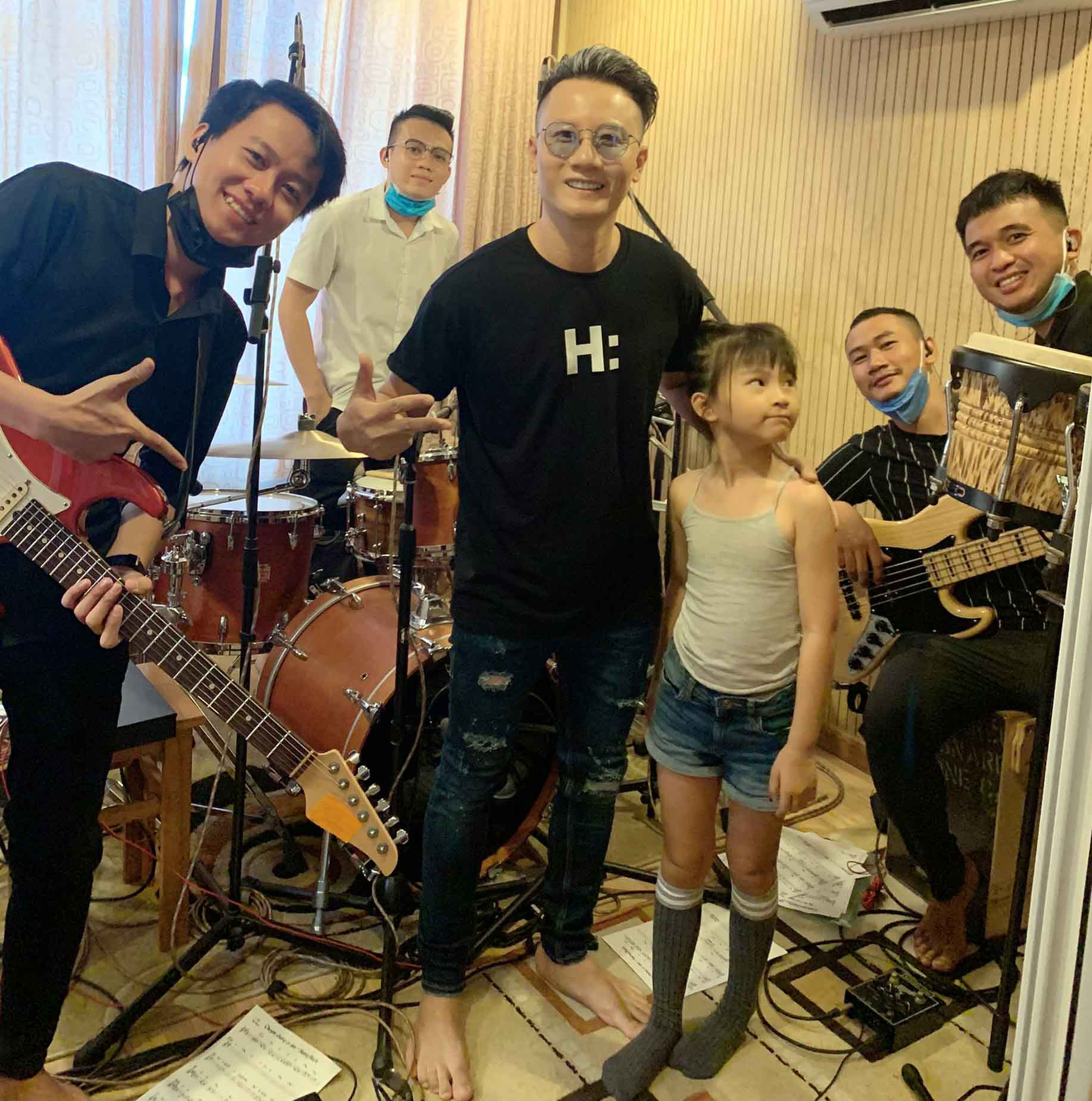 Mùa dịch ở nhà suốt ngày, tha hồ giải trí: Đọc sách, nghe nhạc, xem phim, nấu ăn - Ảnh 1. Mùa dịch ở nhà suốt ngày, tha hồ giải trí: Đọc sách, nghe nhạc, xem phim, nấu ăn - Ảnh 1.