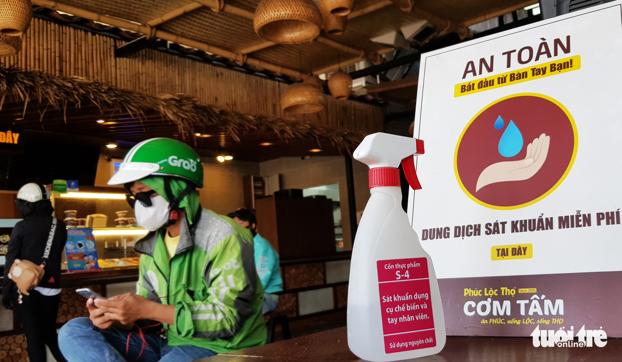 Độc đáo các cách mà người Sài Gòn đang né dịch COVID-19 - Ảnh 2.