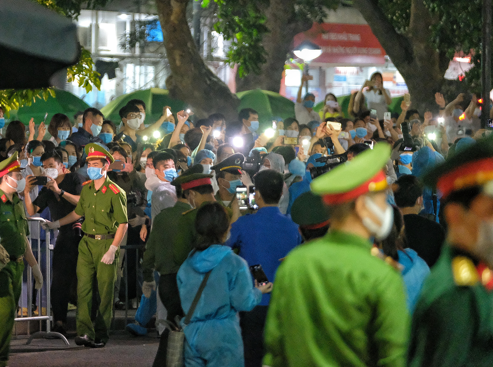 Bệnh viện Bạch Mai hết cách ly từ 0h ngày 12-4, sẽ hoạt động lại vào đầu tháng 5 - Ảnh 3. Bệnh viện Bạch Mai hết cách ly từ 0h ngày 12-4, sẽ hoạt động lại vào đầu tháng 5 - Ảnh 3.
