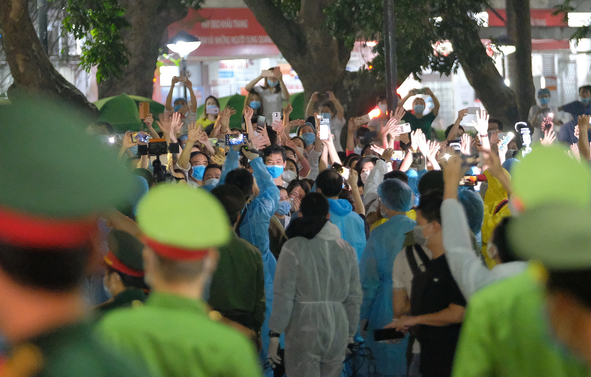 Bệnh viện Bạch Mai hết cách ly từ 0h ngày 12-4, sẽ hoạt động lại vào đầu tháng 5 - Ảnh 5. Bệnh viện Bạch Mai hết cách ly từ 0h ngày 12-4, sẽ hoạt động lại vào đầu tháng 5 - Ảnh 5.