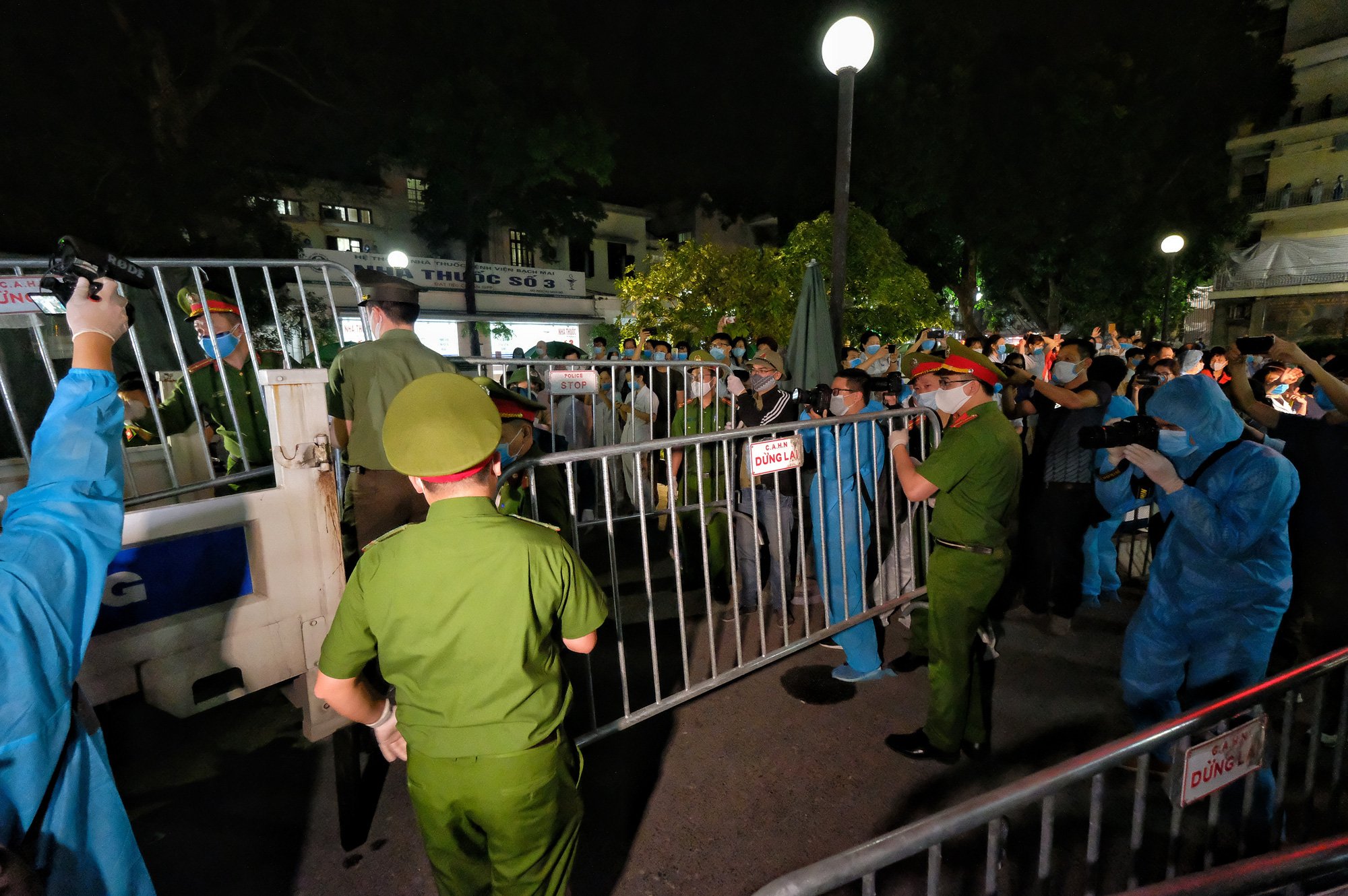 Bệnh viện Bạch Mai hết cách ly từ 0h ngày 12-4, sẽ hoạt động lại vào đầu tháng 5 - Ảnh 2. Bệnh viện Bạch Mai hết cách ly từ 0h ngày 12-4, sẽ hoạt động lại vào đầu tháng 5 - Ảnh 2.