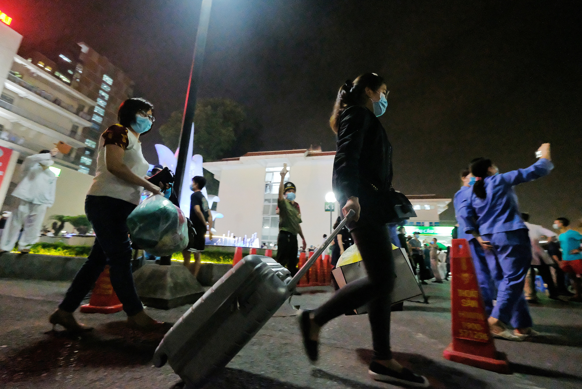 Bệnh viện Bạch Mai hết cách ly từ 0h ngày 12-4, sẽ hoạt động lại vào đầu tháng 5 - Ảnh 8. Bệnh viện Bạch Mai hết cách ly từ 0h ngày 12-4, sẽ hoạt động lại vào đầu tháng 5 - Ảnh 8.