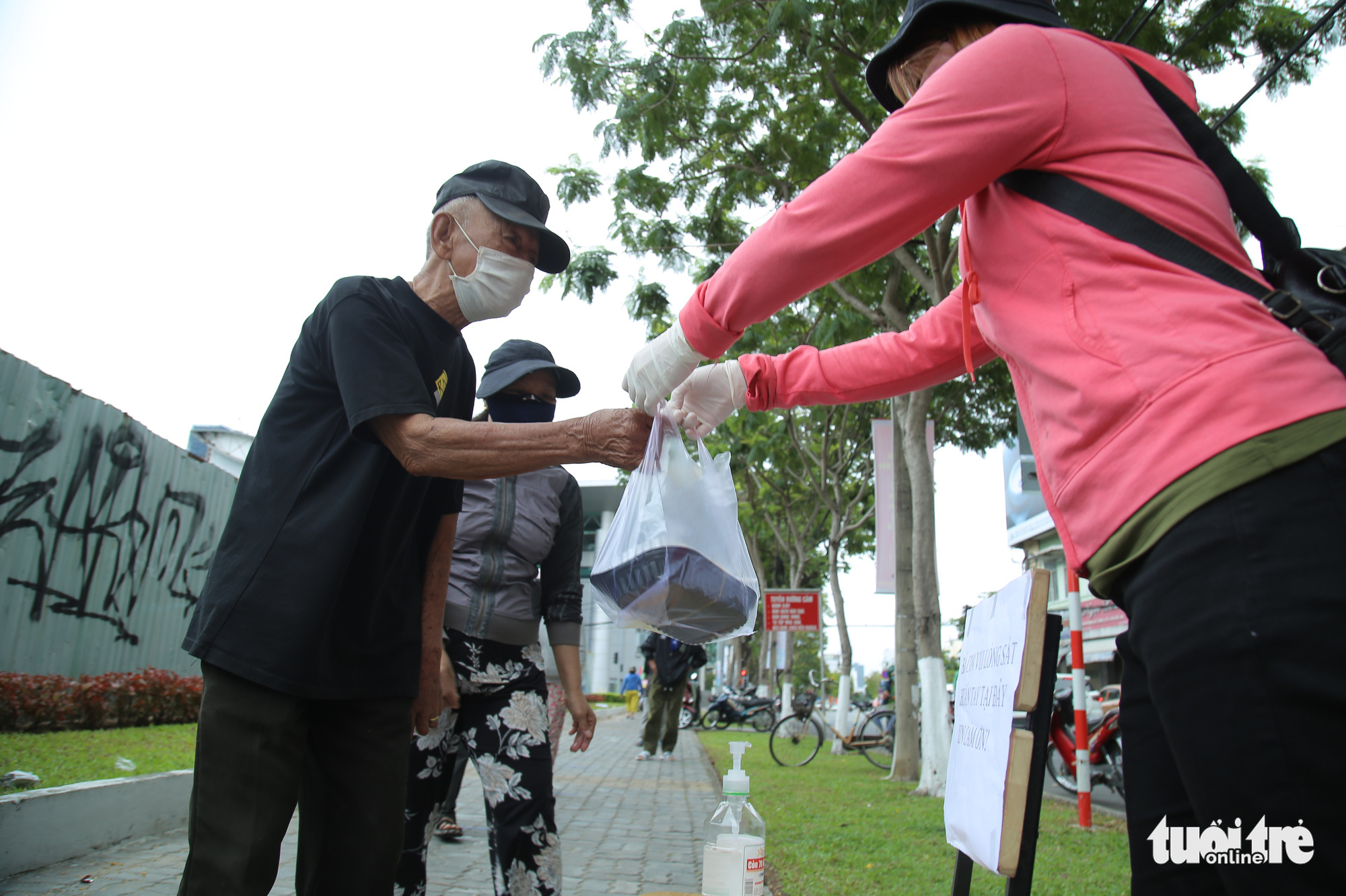 Ấm lòng những suất cơm miễn phí giữa mùa dịch - Ảnh 8.