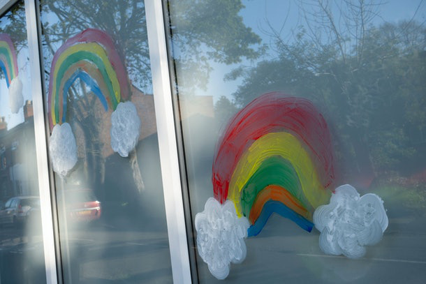 Ý nghĩa đằng sau những chiếc cầu vồng trên mỗi nhà người dân thời COVID-19 - Ảnh 3. Ý nghĩa đằng sau những chiếc cầu vồng trên mỗi nhà người dân thời COVID-19 - Ảnh 3.