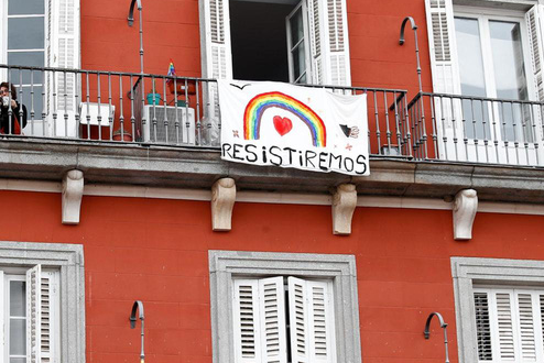 Ý nghĩa đằng sau những chiếc cầu vồng trên mỗi nhà người dân thời COVID-19 - Ảnh 1. Ý nghĩa đằng sau những chiếc cầu vồng trên mỗi nhà người dân thời COVID-19 - Ảnh 1.