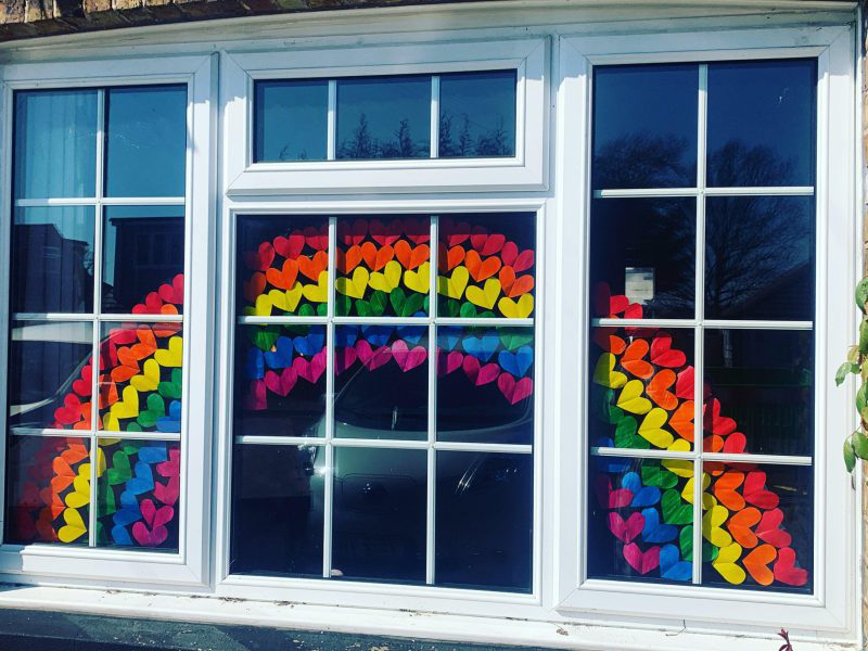 Ý nghĩa đằng sau những chiếc cầu vồng trên mỗi nhà người dân thời COVID-19 - Ảnh 8. Ý nghĩa đằng sau những chiếc cầu vồng trên mỗi nhà người dân thời COVID-19 - Ảnh 8.