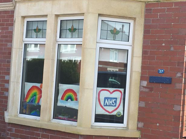 Ý nghĩa đằng sau những chiếc cầu vồng trên mỗi nhà người dân thời COVID-19 - Ảnh 6. Ý nghĩa đằng sau những chiếc cầu vồng trên mỗi nhà người dân thời COVID-19 - Ảnh 6.