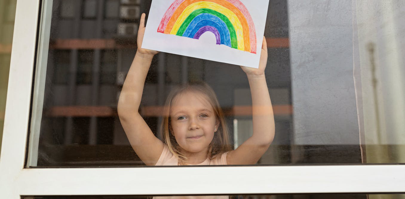 Ý nghĩa đằng sau những chiếc cầu vồng trên mỗi nhà người dân thời COVID-19 - Ảnh 5. Ý nghĩa đằng sau những chiếc cầu vồng trên mỗi nhà người dân thời COVID-19 - Ảnh 5.