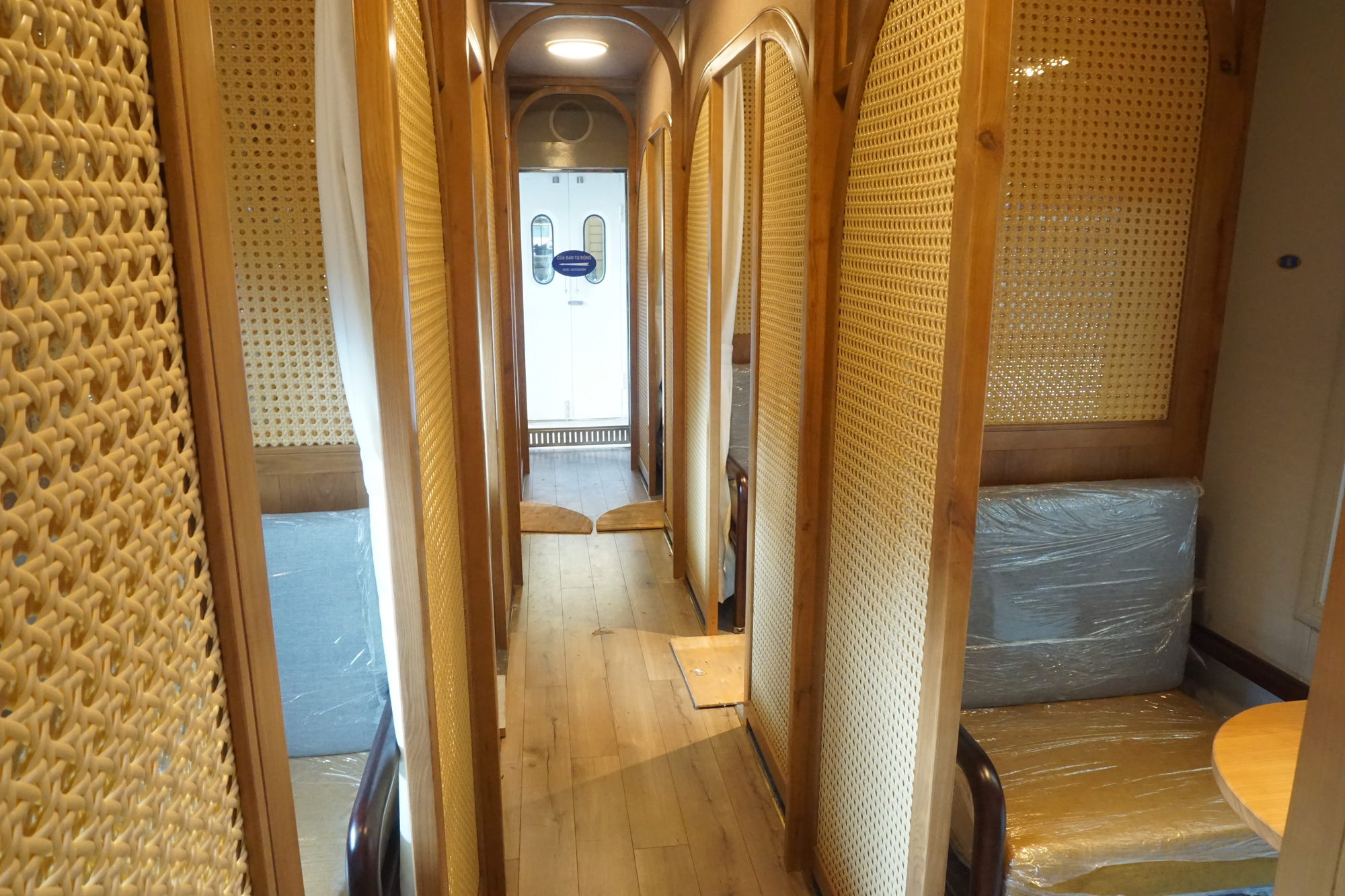 Toa tàu lửa có quầy bar do kỹ sư Việt Nam đóng sắp đưa vào khai thác - Ảnh 3. Toa tàu lửa có quầy bar do kỹ sư Việt Nam đóng sắp đưa vào khai thác - Ảnh 3.