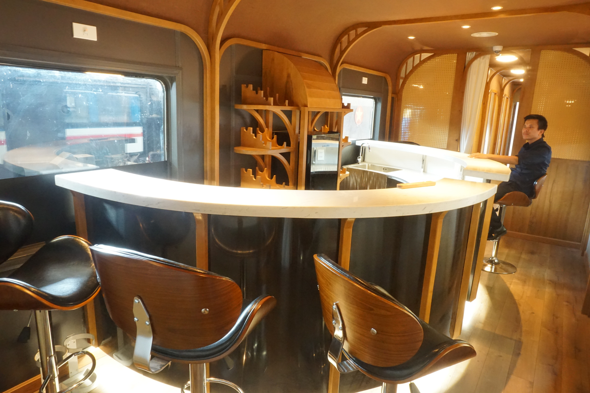Toa tàu lửa có quầy bar do kỹ sư Việt Nam đóng sắp đưa vào khai thác - Ảnh 6. Toa tàu lửa có quầy bar do kỹ sư Việt Nam đóng sắp đưa vào khai thác - Ảnh 6.