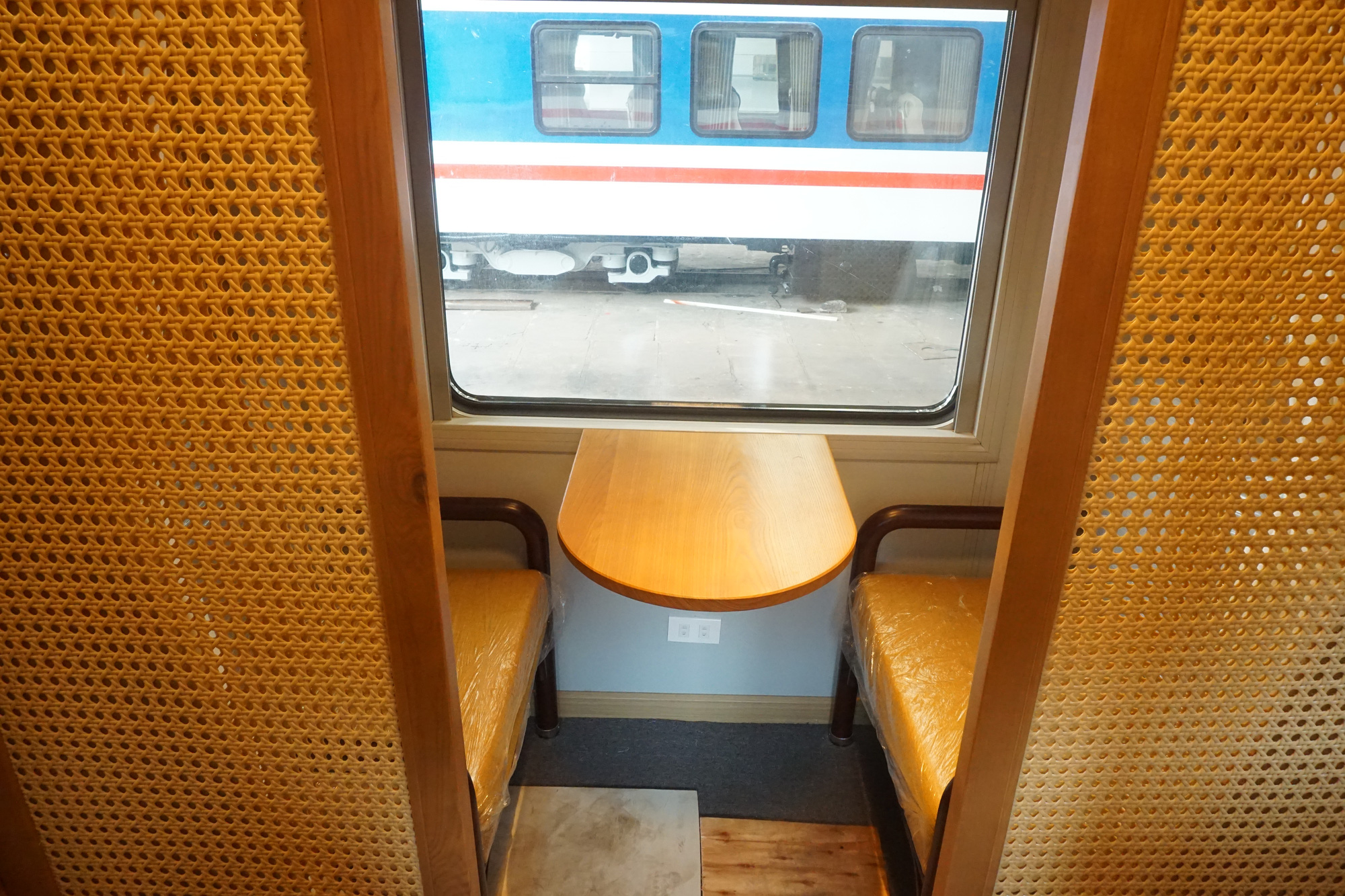 Toa tàu lửa có quầy bar do kỹ sư Việt Nam đóng sắp đưa vào khai thác - Ảnh 7. Toa tàu lửa có quầy bar do kỹ sư Việt Nam đóng sắp đưa vào khai thác - Ảnh 7.