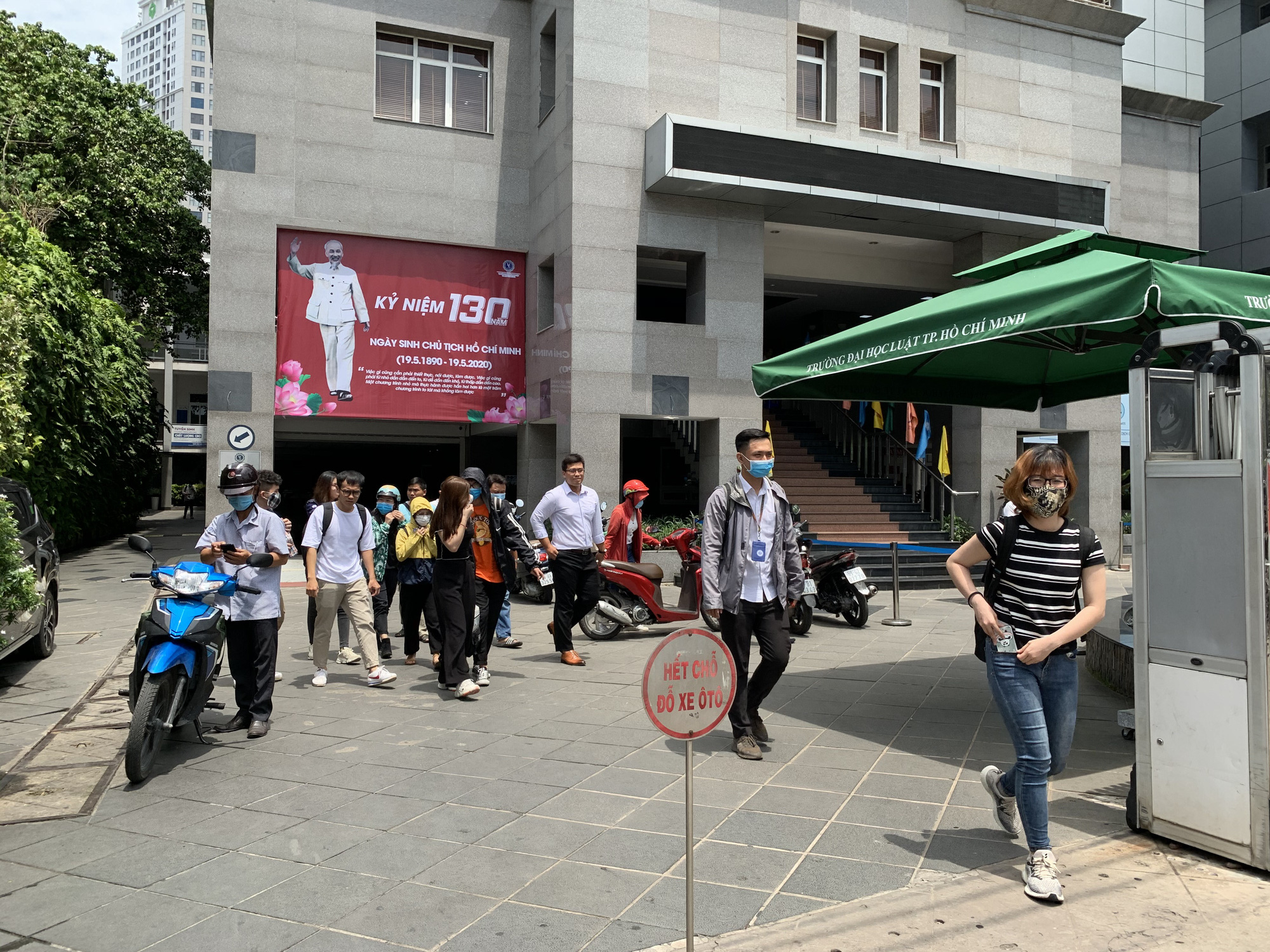 Tôi đi nước ngoài để nghiên cứu đề tài cấp bộ: Giảng viên bị buộc thôi việc? - Ảnh 1. Tôi đi nước ngoài để nghiên cứu đề tài cấp bộ: Giảng viên bị buộc thôi việc? - Ảnh 1.