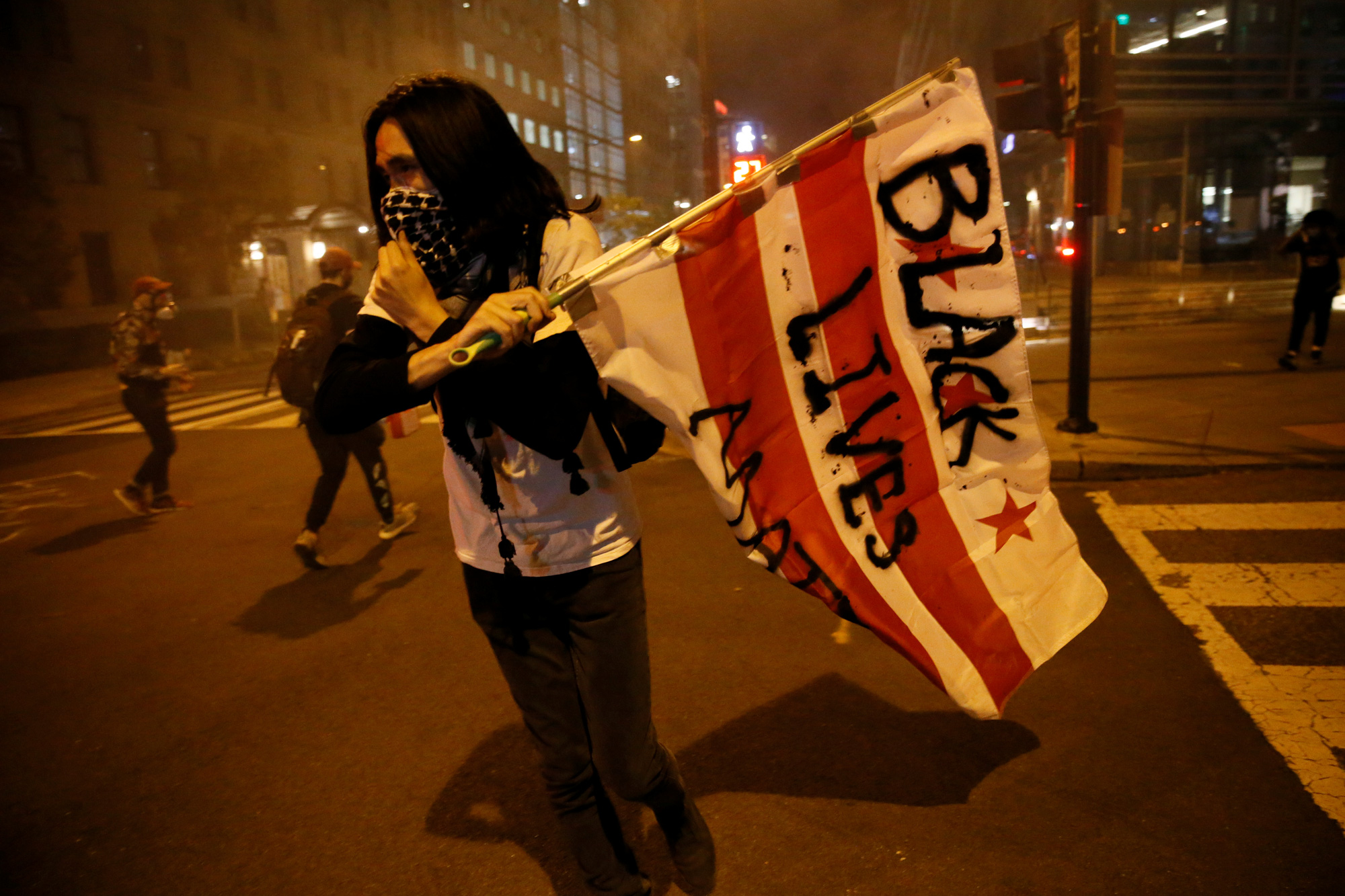 Nước Mỹ những đêm chìm trong bạo loạn - Ảnh 2. Nước Mỹ những đêm chìm trong bạo loạn - Ảnh 2.