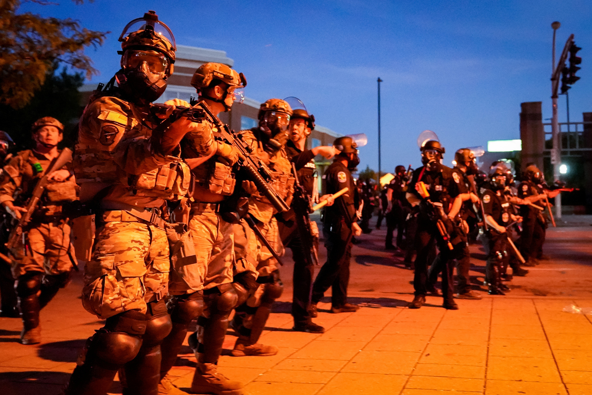 Nước Mỹ những đêm chìm trong bạo loạn - Ảnh 5. Nước Mỹ những đêm chìm trong bạo loạn - Ảnh 5.