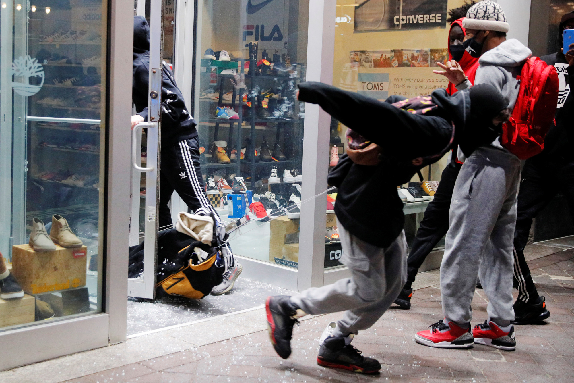 Nước Mỹ những đêm chìm trong bạo loạn - Ảnh 11. Nước Mỹ những đêm chìm trong bạo loạn - Ảnh 11.