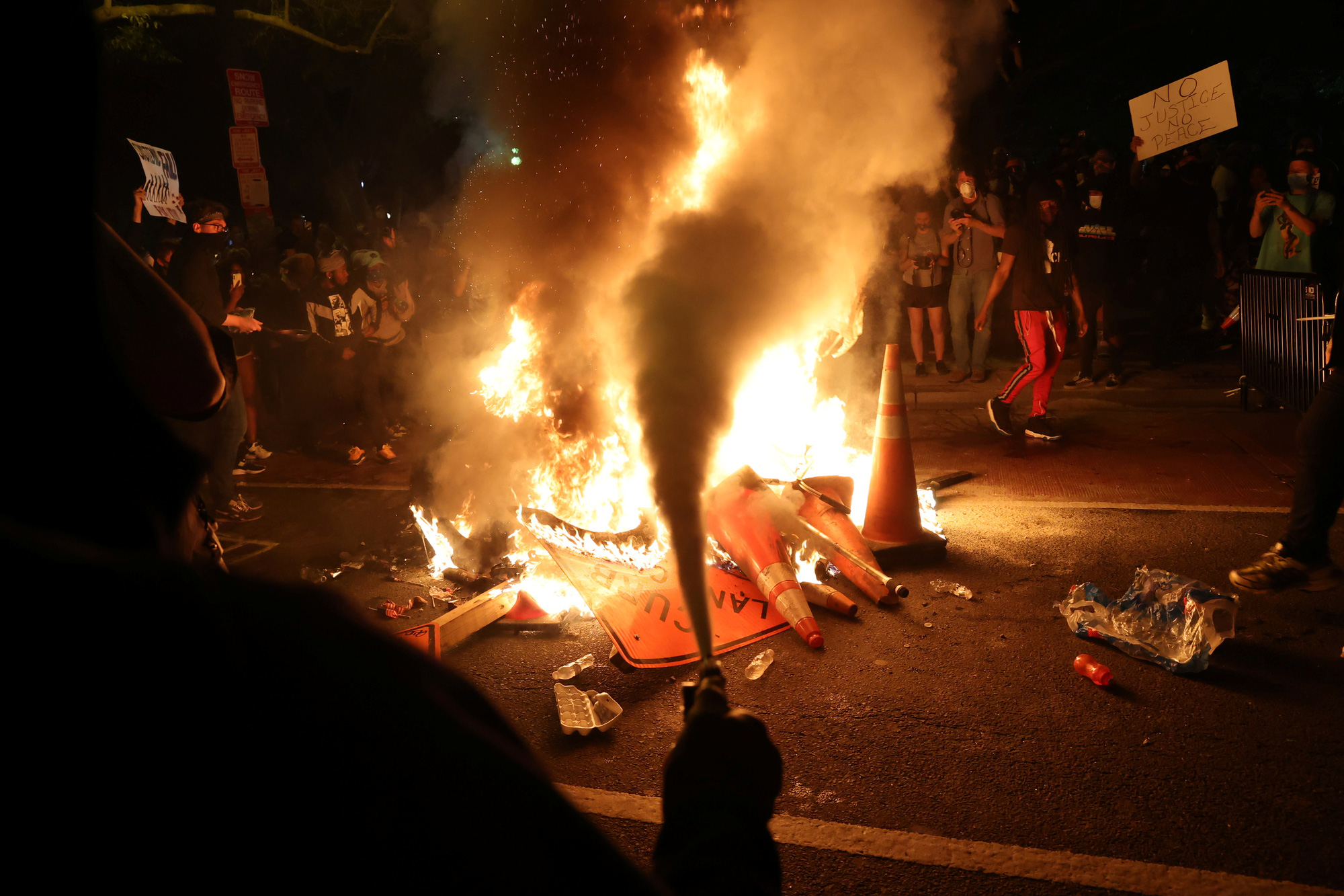 Nước Mỹ những đêm chìm trong bạo loạn - Ảnh 4. Nước Mỹ những đêm chìm trong bạo loạn - Ảnh 4.