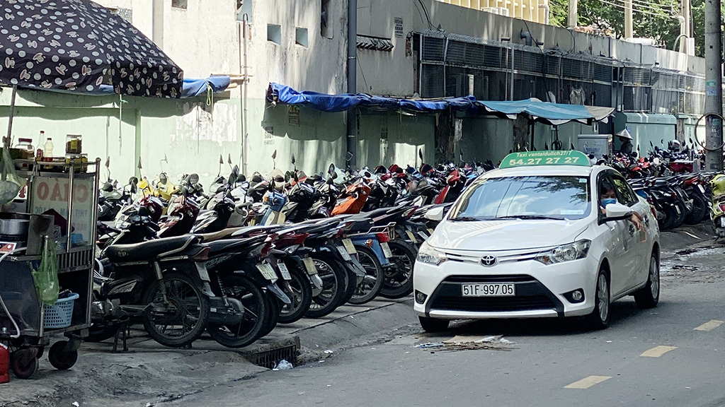 10.000 đồng 10 phút gửi xe là đã lấy giá tình cảm - Ảnh 2. 10.000 đồng 10 phút gửi xe là đã lấy giá tình cảm - Ảnh 2.