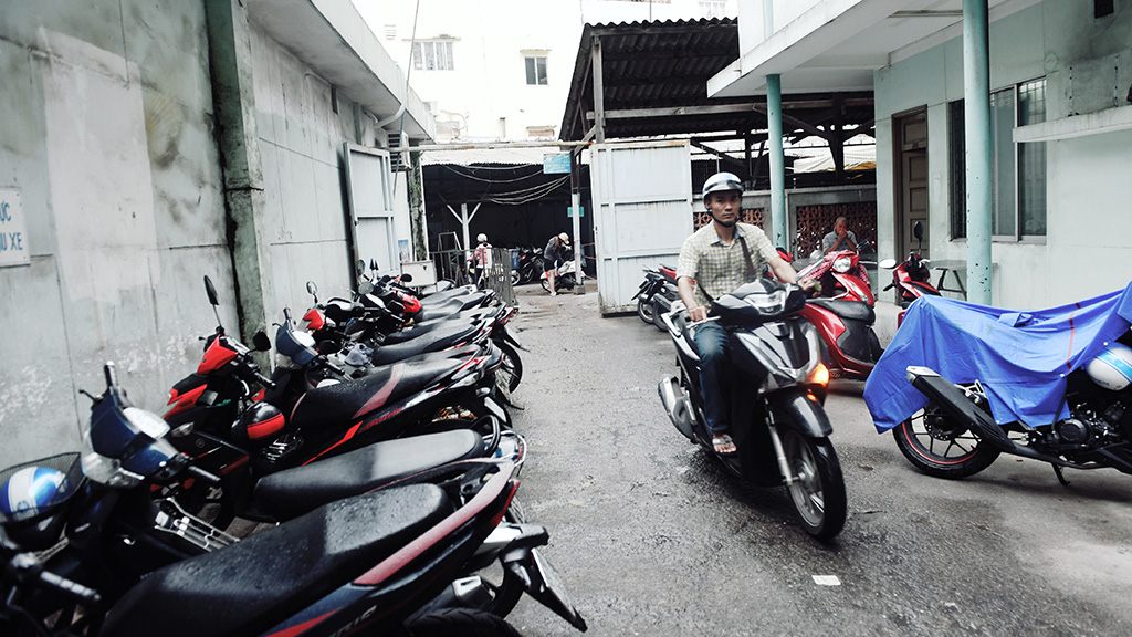 10.000 đồng 10 phút gửi xe là đã lấy giá tình cảm - Ảnh 1. 10.000 đồng 10 phút gửi xe là đã lấy giá tình cảm - Ảnh 1.