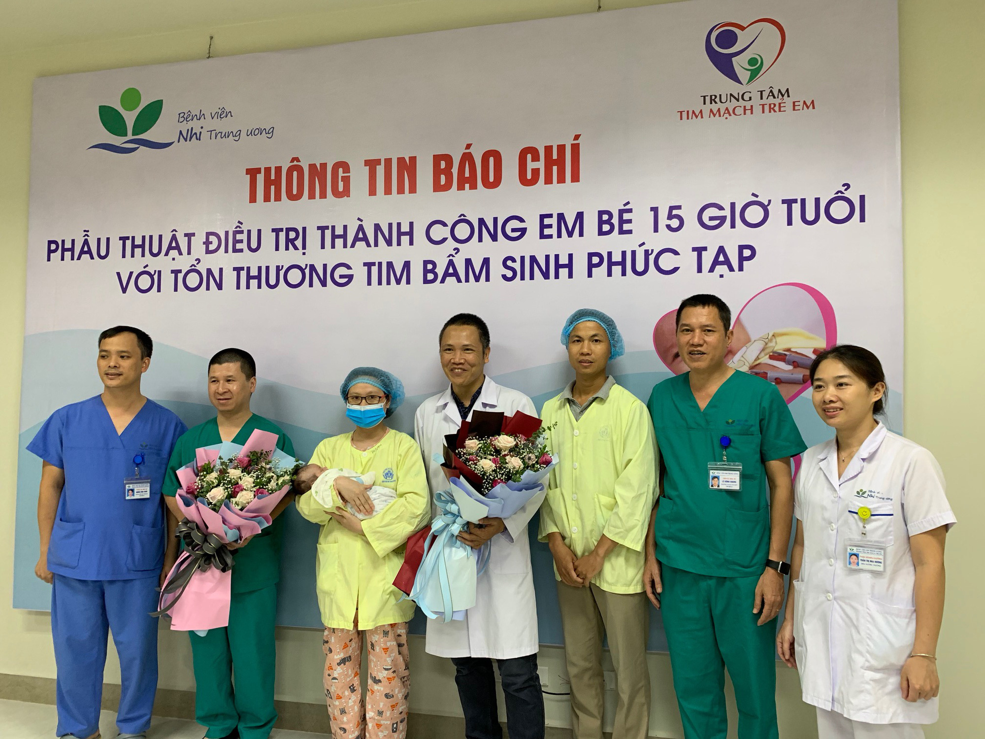 Phẫu thuật tim bẩm sinh cho bé sơ sinh chỉ 15 giờ tuổi - Ảnh 2. Phẫu thuật tim bẩm sinh cho bé sơ sinh chỉ 15 giờ tuổi - Ảnh 2.