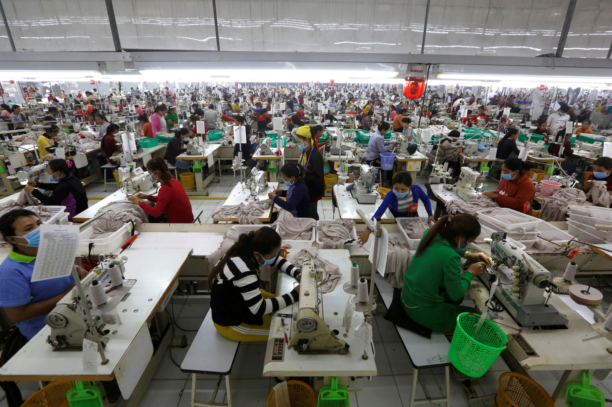 Nike, H&M... cũng lao đao vì COVID-19 - Ảnh 3. Nike, H&M... cũng lao đao vì COVID-19 - Ảnh 3.