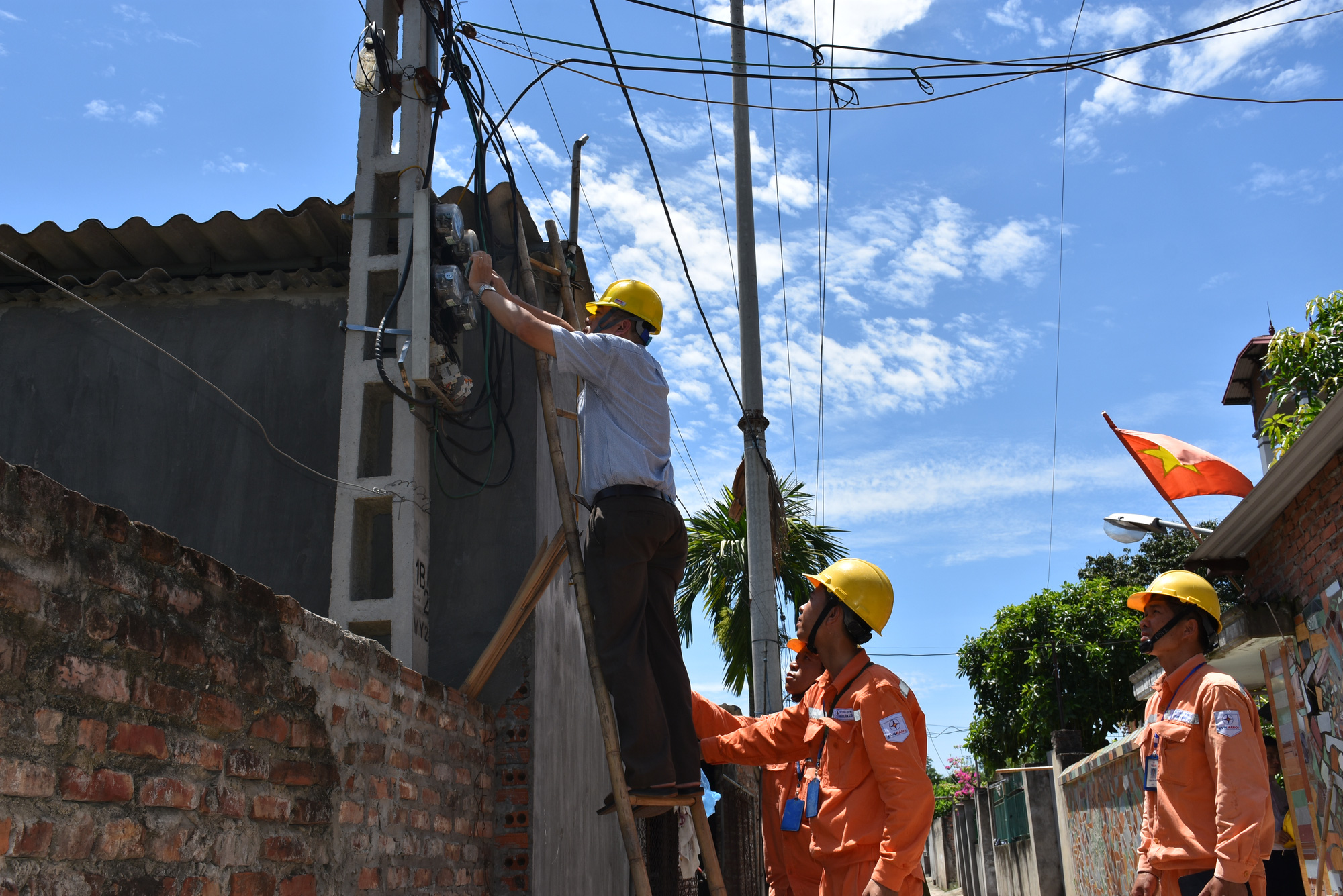 Nhiều hóa đơn tiền điện tăng đột biến, EVN thiết lập ‘cảnh báo tự động’ - Ảnh 1. Nhiều hóa đơn tiền điện tăng đột biến, EVN thiết lập ‘cảnh báo tự động’ - Ảnh 1.