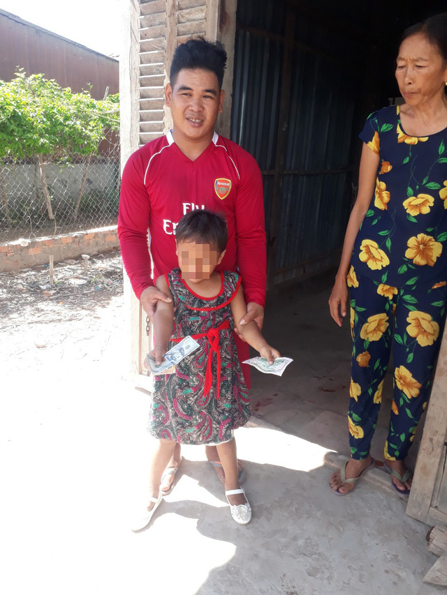 Bé gái 6 tuổi bị cha đánh đập không thương tiếc ở Sóc Trăng đã xuất viện - Ảnh 1. Bé gái 6 tuổi bị cha đánh đập không thương tiếc ở Sóc Trăng đã xuất viện - Ảnh 1.