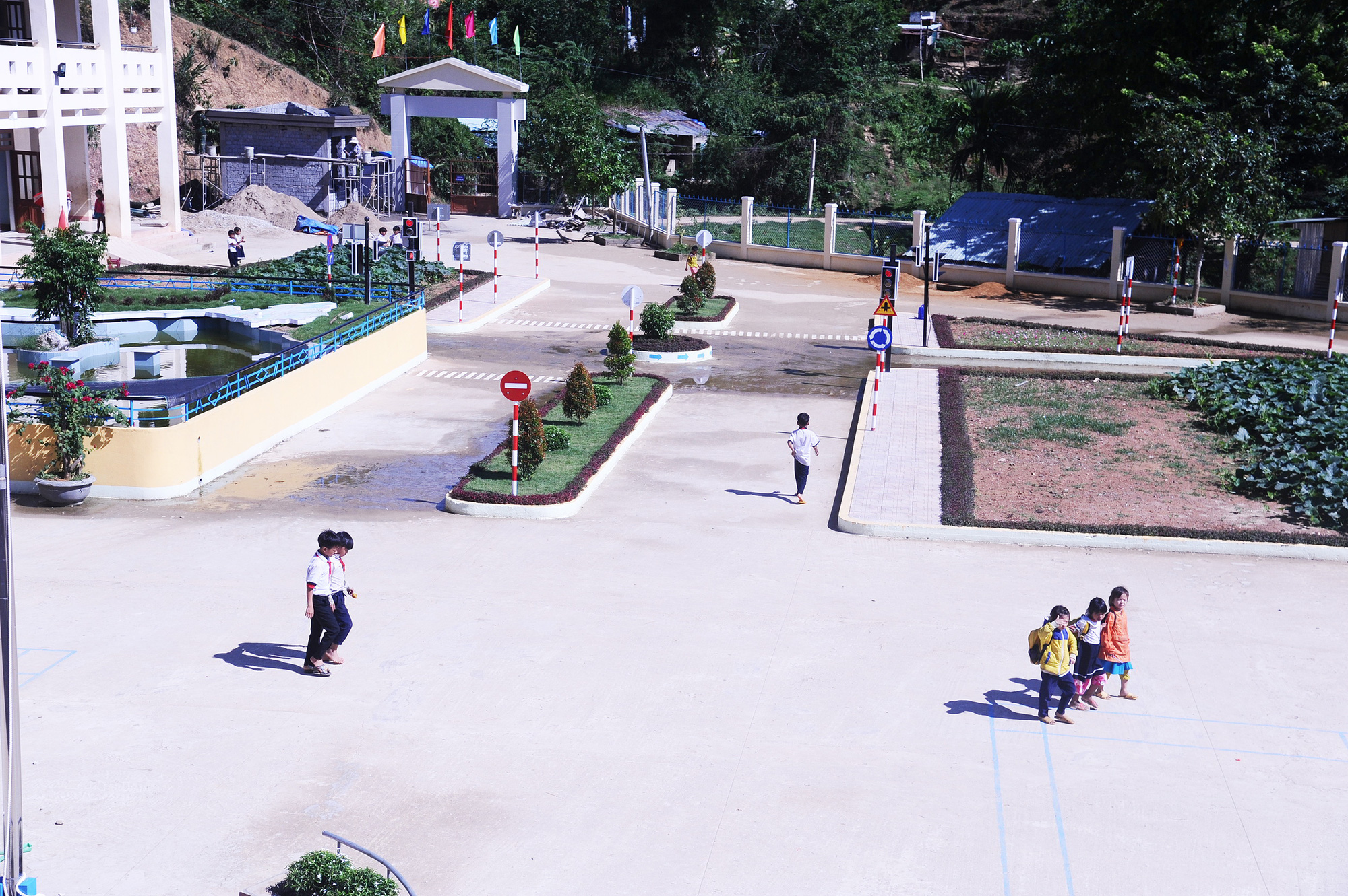 Làm ngã tư đèn đỏ, đèn xanh trong sân trường để học sinh học luật giao thông - Ảnh 4. Làm ngã tư đèn đỏ, đèn xanh trong sân trường để học sinh học luật giao thông - Ảnh 4.