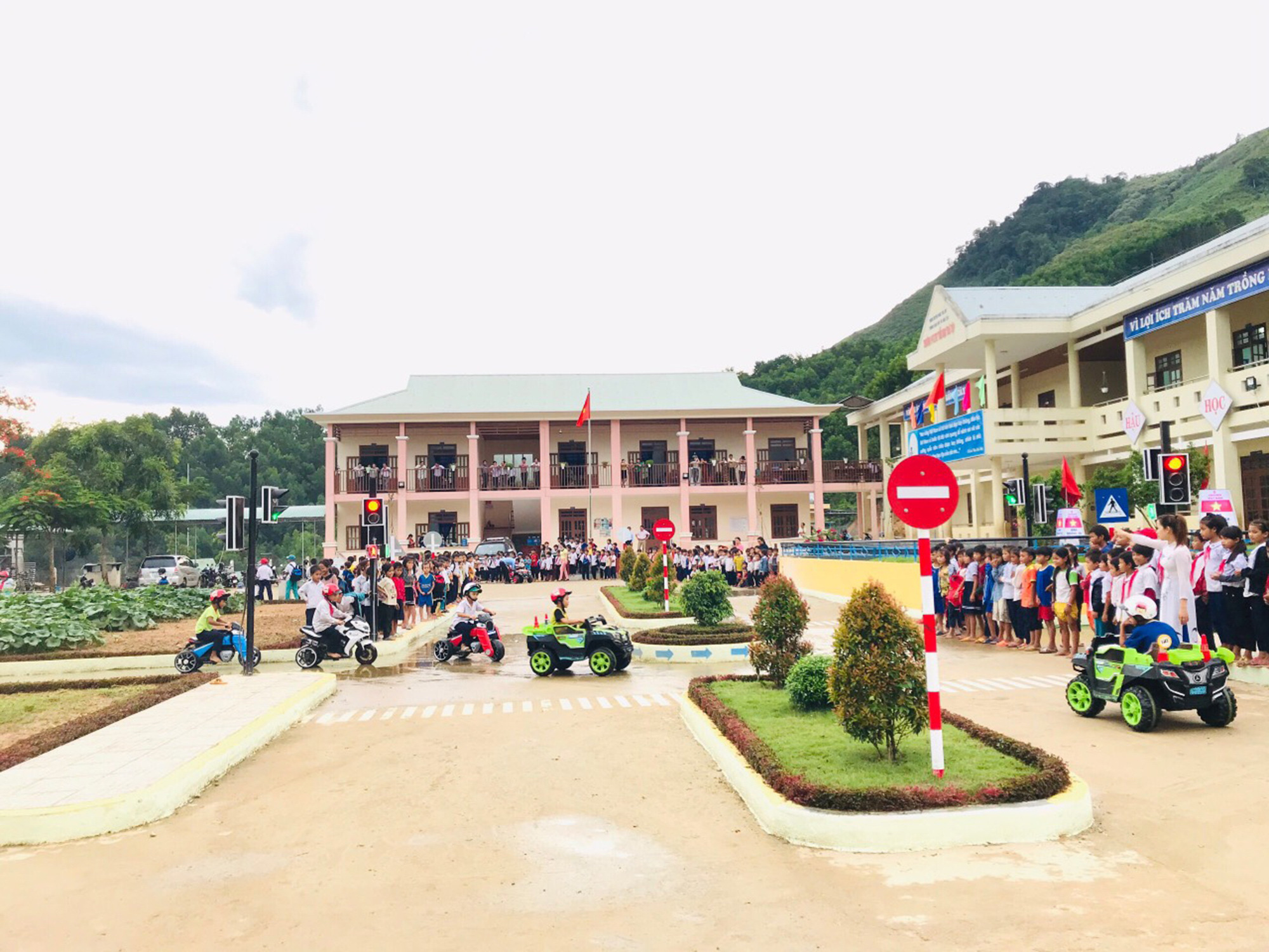 Làm ngã tư đèn đỏ, đèn xanh trong sân trường để học sinh học luật giao thông - Ảnh 1. Làm ngã tư đèn đỏ, đèn xanh trong sân trường để học sinh học luật giao thông - Ảnh 1.