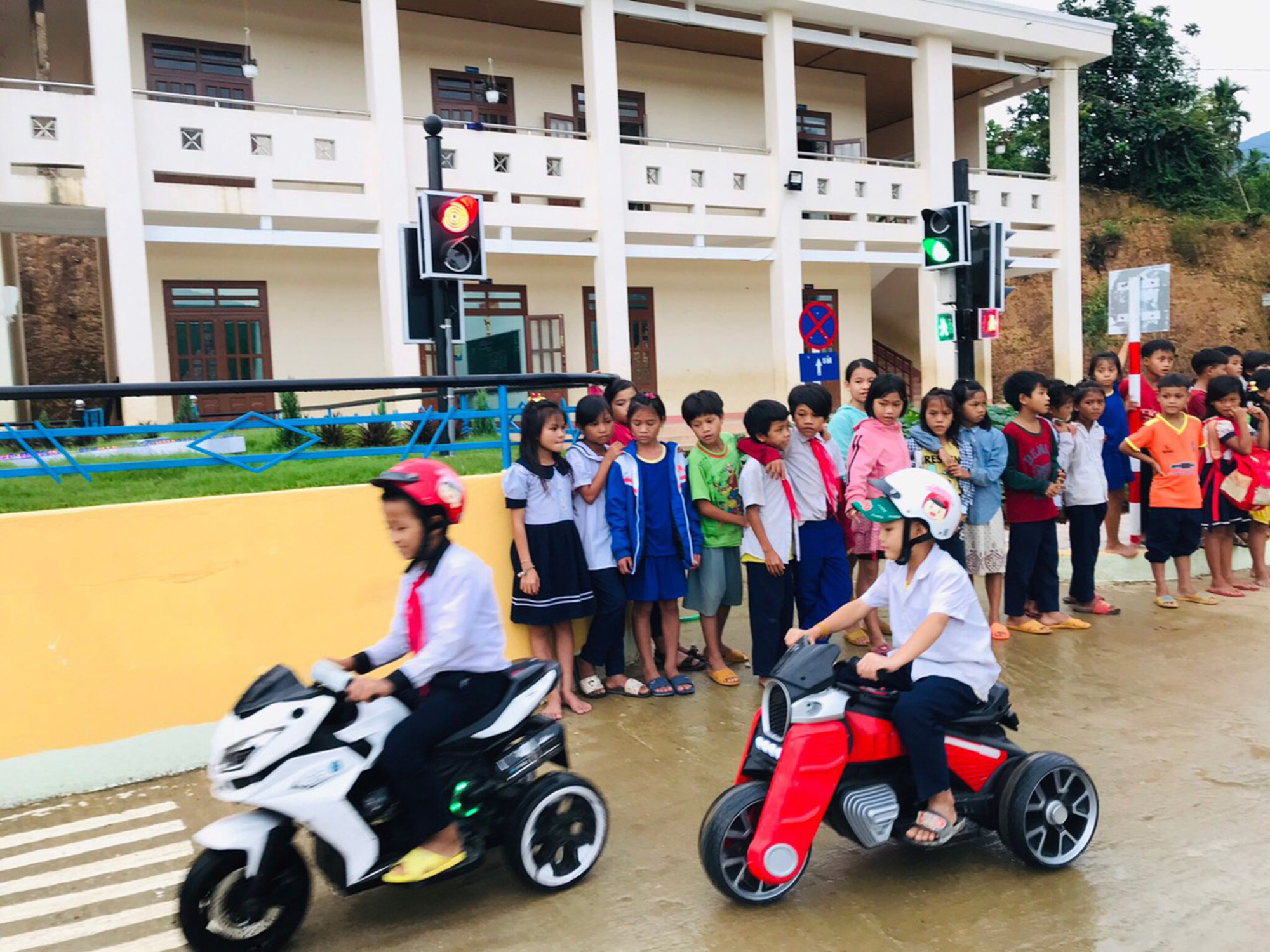 Làm ngã tư đèn đỏ, đèn xanh trong sân trường để học sinh học luật giao thông - Ảnh 2. Làm ngã tư đèn đỏ, đèn xanh trong sân trường để học sinh học luật giao thông - Ảnh 2.