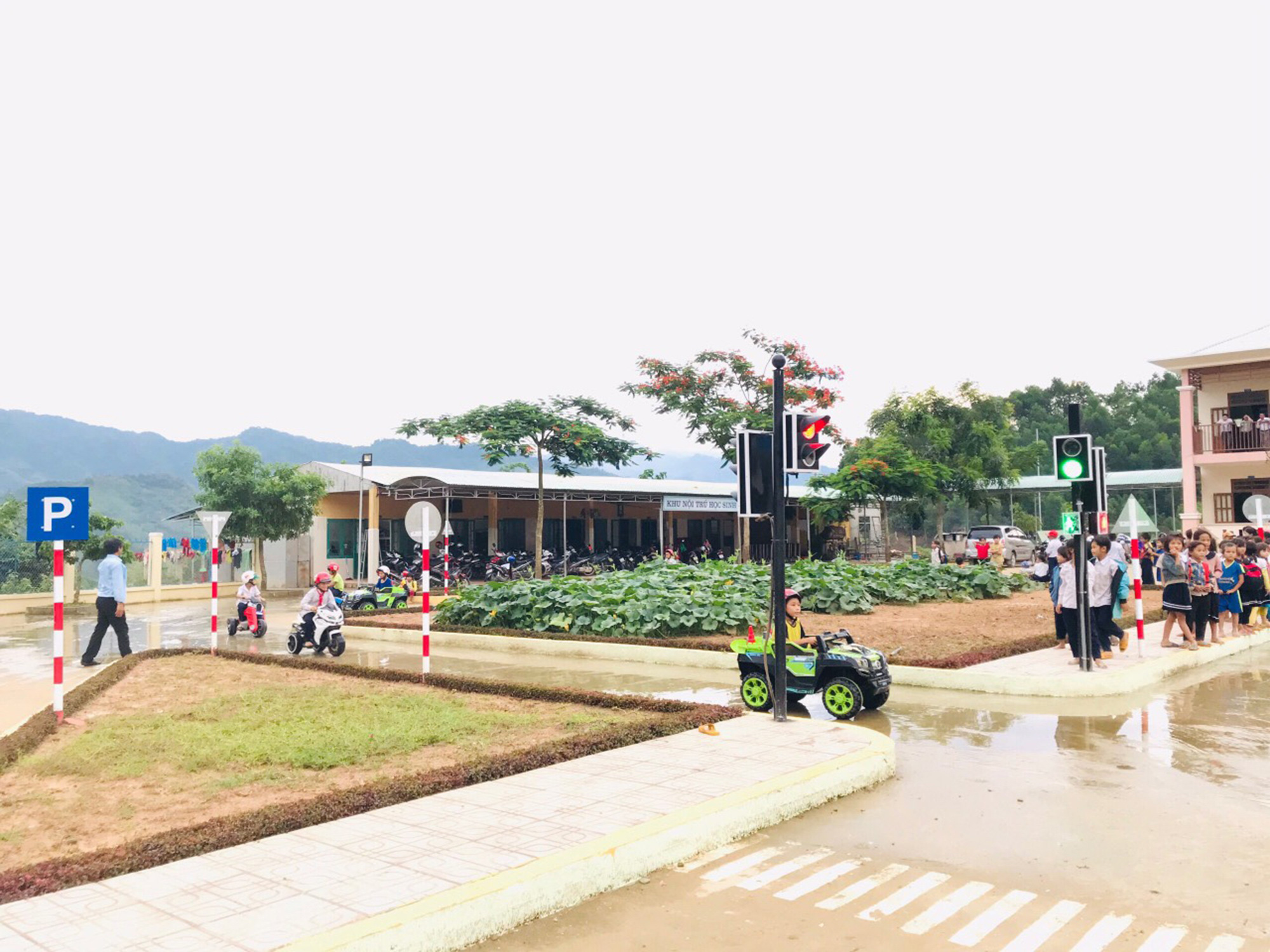 Làm ngã tư đèn đỏ, đèn xanh trong sân trường để học sinh học luật giao thông - Ảnh 3. Làm ngã tư đèn đỏ, đèn xanh trong sân trường để học sinh học luật giao thông - Ảnh 3.