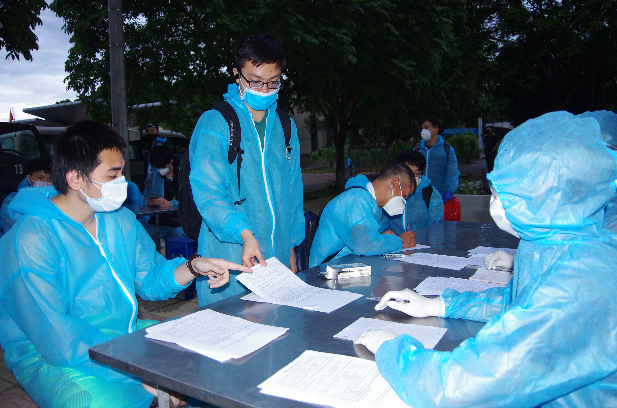 Tờ mờ sáng, Bộ tư lệnh Thủ đô đón công dân Việt Nam từ Mỹ trở về - Ảnh 1. Tờ mờ sáng, Bộ tư lệnh Thủ đô đón công dân Việt Nam từ Mỹ trở về - Ảnh 1.