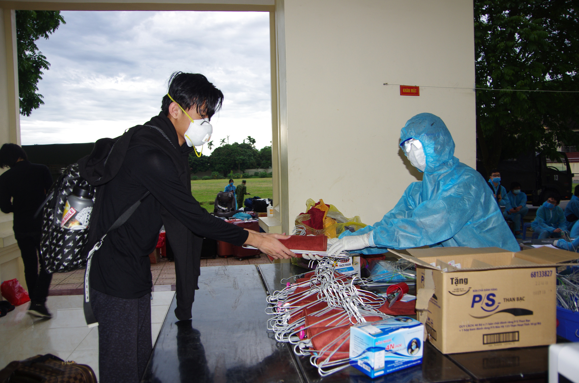 Tờ mờ sáng, Bộ tư lệnh Thủ đô đón công dân Việt Nam từ Mỹ trở về - Ảnh 3. Tờ mờ sáng, Bộ tư lệnh Thủ đô đón công dân Việt Nam từ Mỹ trở về - Ảnh 3.