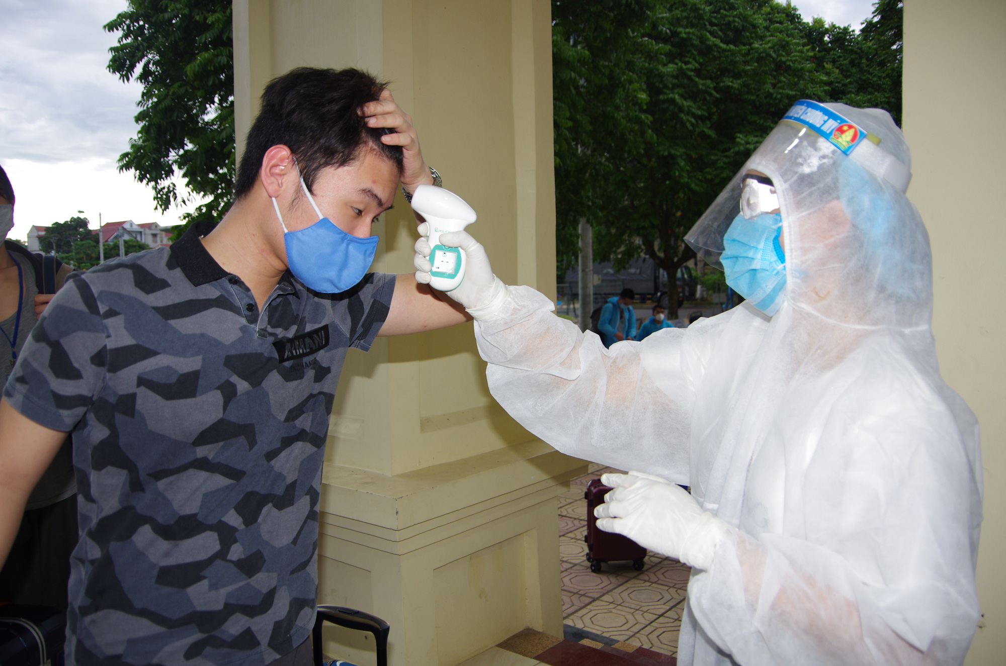 Tờ mờ sáng, Bộ tư lệnh Thủ đô đón công dân Việt Nam từ Mỹ trở về - Ảnh 2. Tờ mờ sáng, Bộ tư lệnh Thủ đô đón công dân Việt Nam từ Mỹ trở về - Ảnh 2.