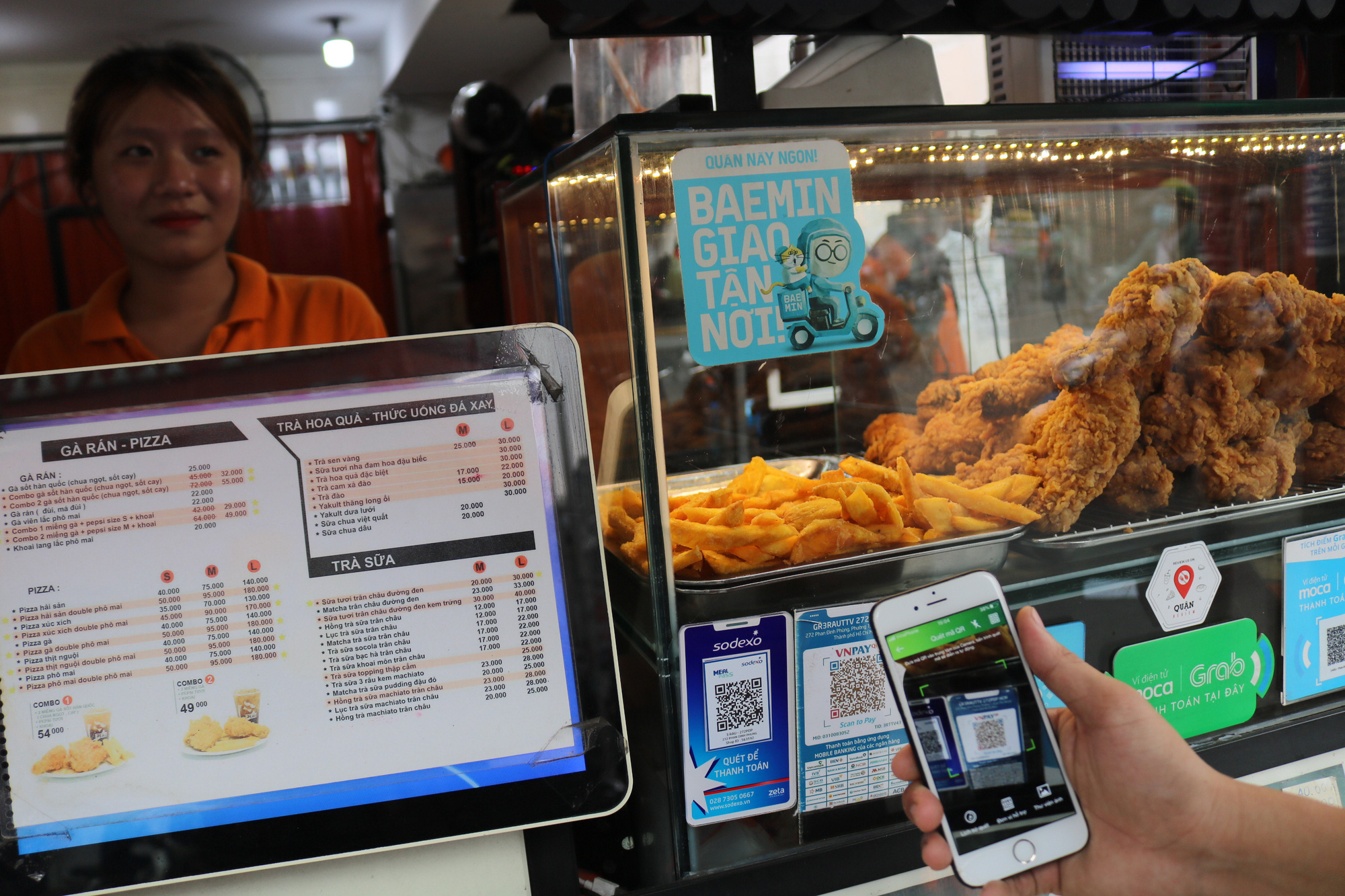 Nở rộ thanh toán qua QR code - Ảnh 1. Nở rộ thanh toán qua QR code - Ảnh 1.