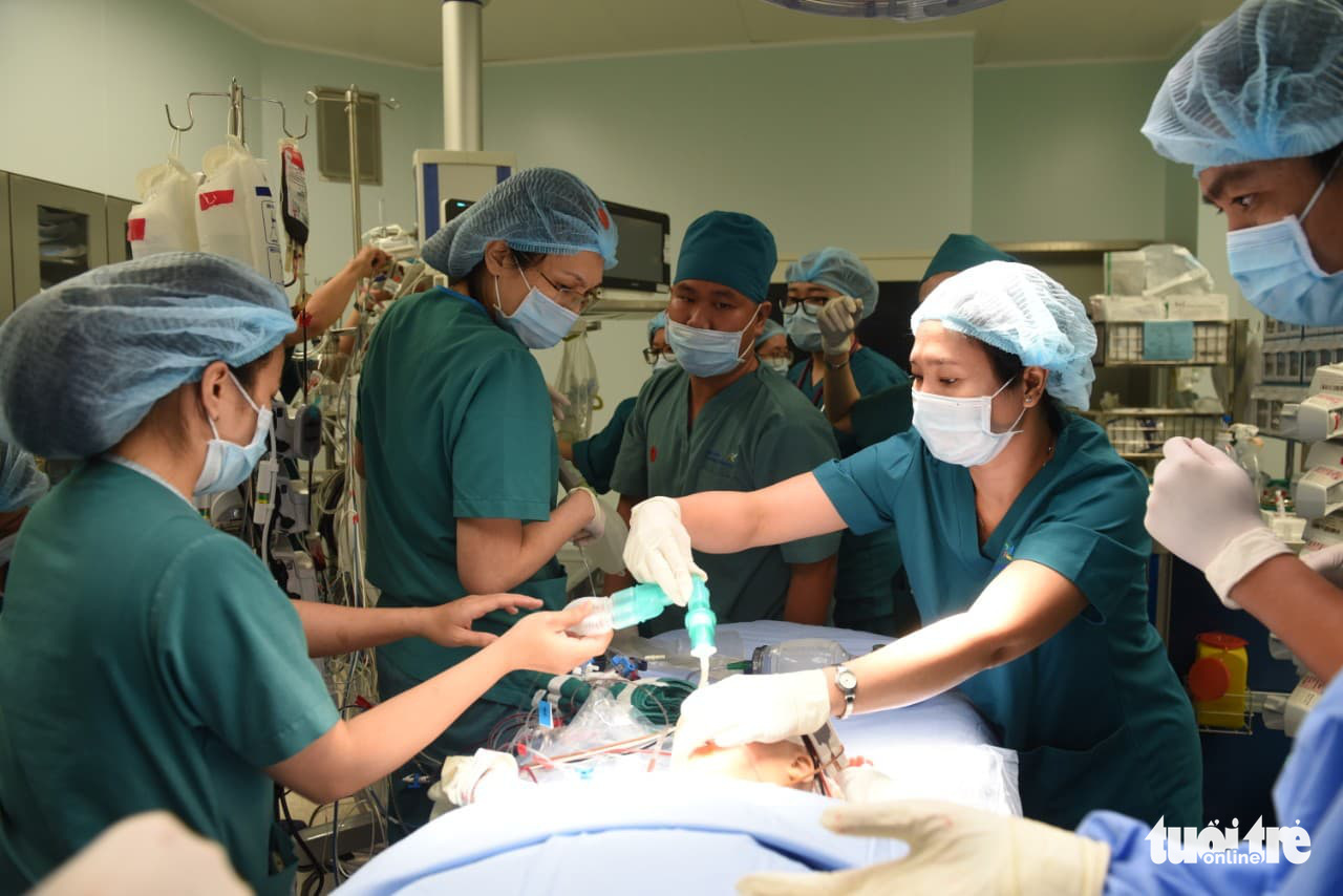 Đã tách rời xong cặp song sinh Trúc Nhi - Diệu Nhi, đưa ra khỏi phòng mổ - Ảnh 12. Đã tách rời xong cặp song sinh Trúc Nhi - Diệu Nhi, đưa ra khỏi phòng mổ - Ảnh 12.