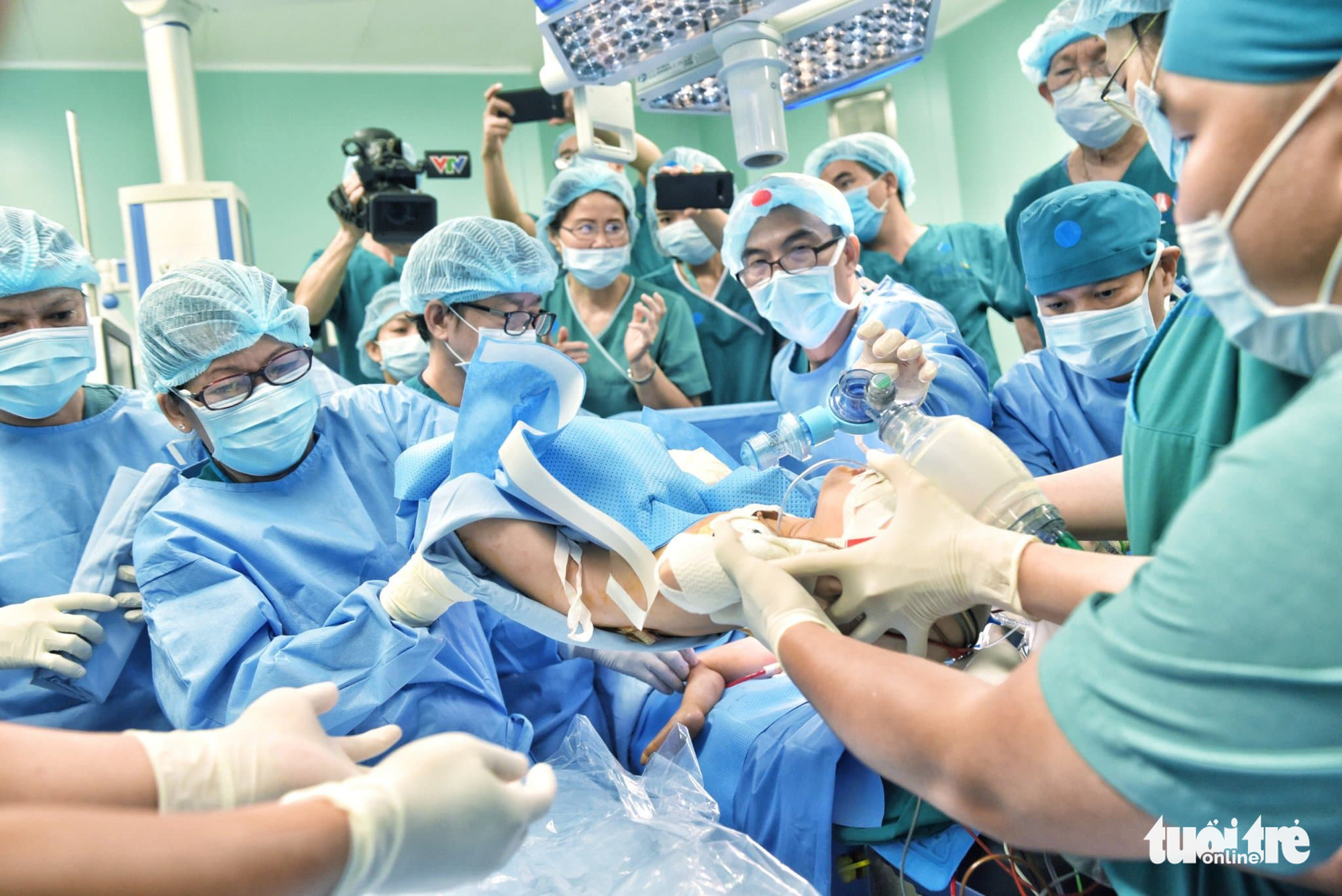Đã tách rời xong cặp song sinh Trúc Nhi - Diệu Nhi, đưa ra khỏi phòng mổ - Ảnh 11. Đã tách rời xong cặp song sinh Trúc Nhi - Diệu Nhi, đưa ra khỏi phòng mổ - Ảnh 11.