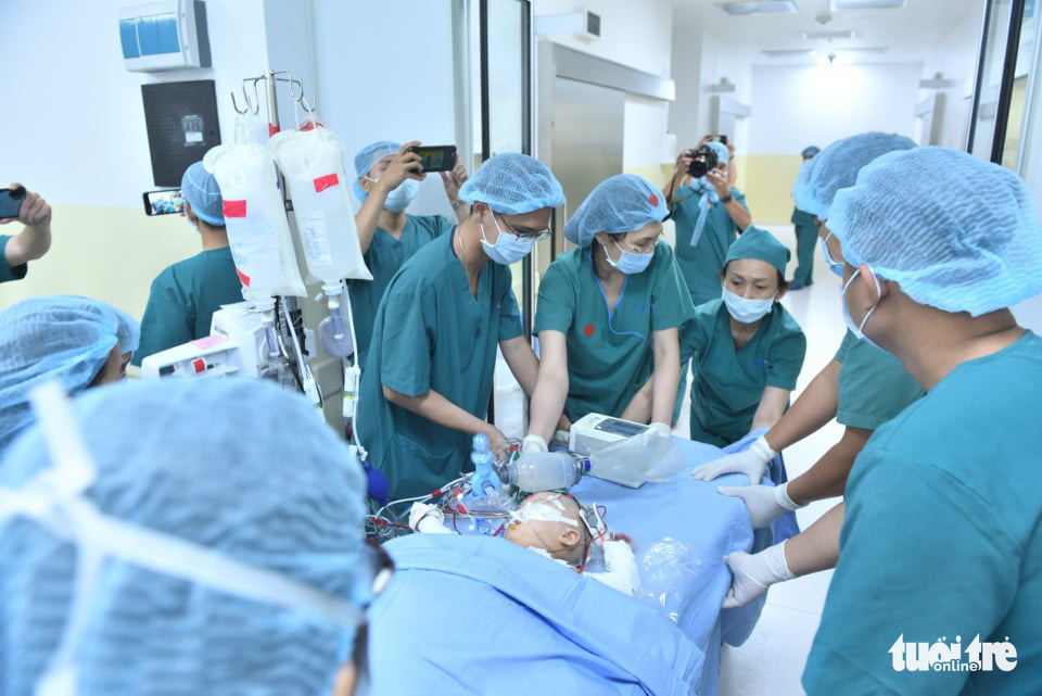 Đã tách rời xong cặp song sinh Trúc Nhi - Diệu Nhi, đưa ra khỏi phòng mổ - Ảnh 9. Đã tách rời xong cặp song sinh Trúc Nhi - Diệu Nhi, đưa ra khỏi phòng mổ - Ảnh 9.