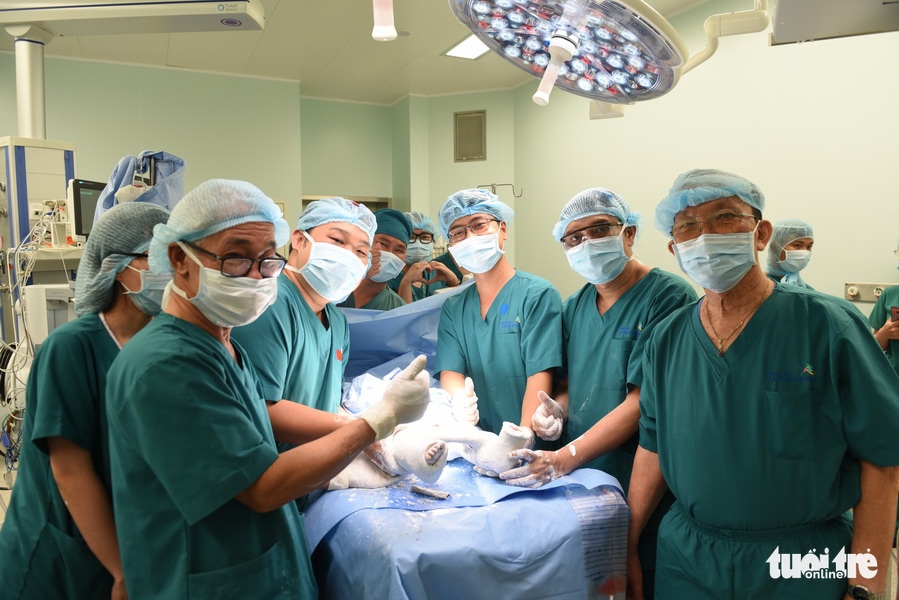 Đã tách rời xong cặp song sinh Trúc Nhi - Diệu Nhi, đưa ra khỏi phòng mổ - Ảnh 4. Đã tách rời xong cặp song sinh Trúc Nhi - Diệu Nhi, đưa ra khỏi phòng mổ - Ảnh 4.