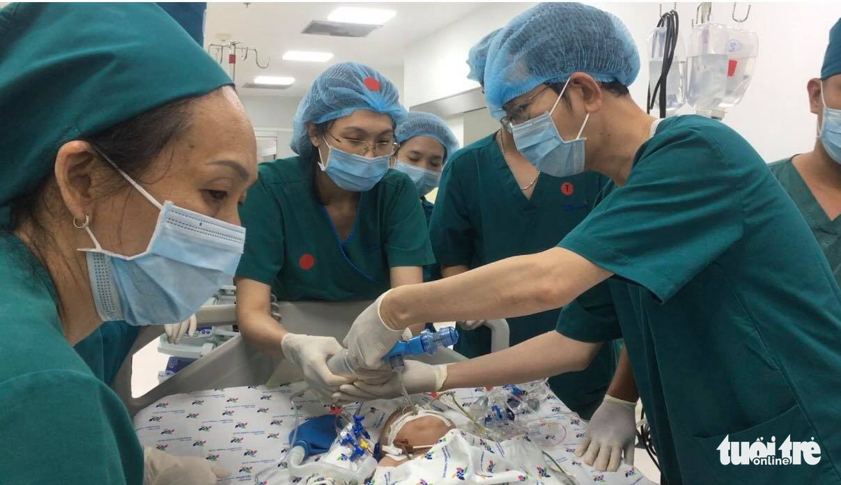 Đã tách rời xong cặp song sinh Trúc Nhi - Diệu Nhi, đưa ra khỏi phòng mổ - Ảnh 3. Đã tách rời xong cặp song sinh Trúc Nhi - Diệu Nhi, đưa ra khỏi phòng mổ - Ảnh 3.