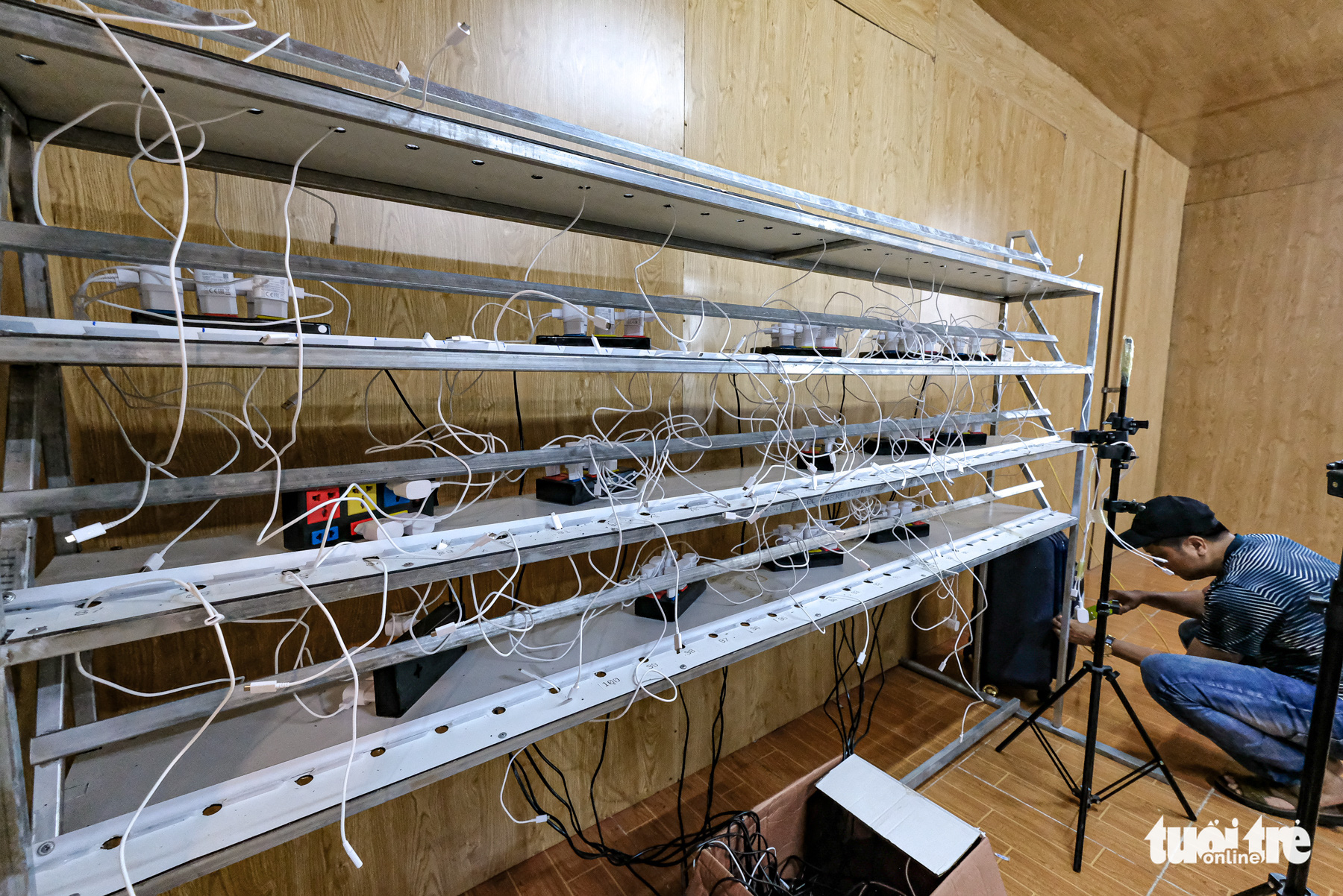 Kho hàng lậu khủng giữa Lào Cai: doanh thu mỗi tháng hơn 10 tỉ đồng - Ảnh 10. Kho hàng lậu khủng giữa Lào Cai: doanh thu mỗi tháng hơn 10 tỉ đồng - Ảnh 10.