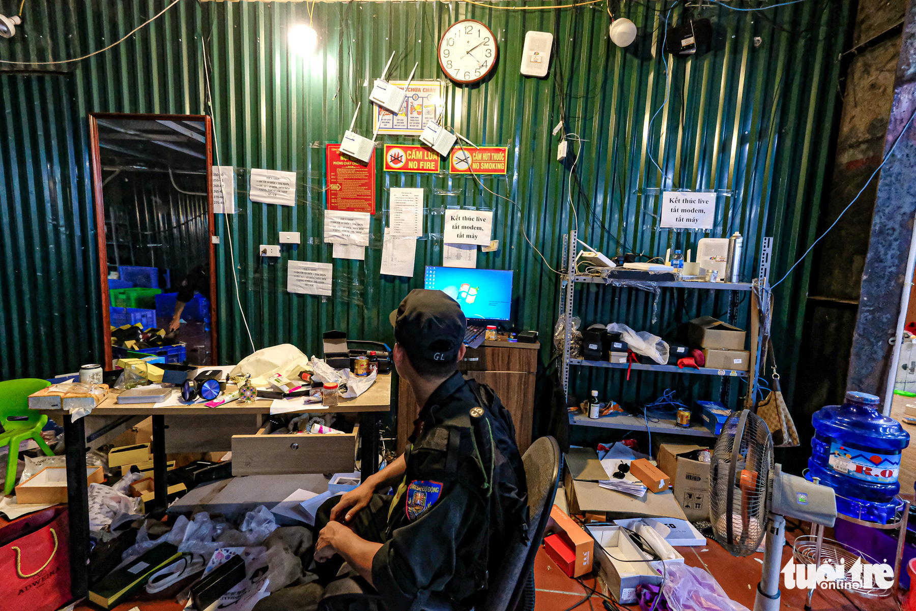 Kho hàng lậu khủng giữa Lào Cai: doanh thu mỗi tháng hơn 10 tỉ đồng - Ảnh 5. Kho hàng lậu khủng giữa Lào Cai: doanh thu mỗi tháng hơn 10 tỉ đồng - Ảnh 5.