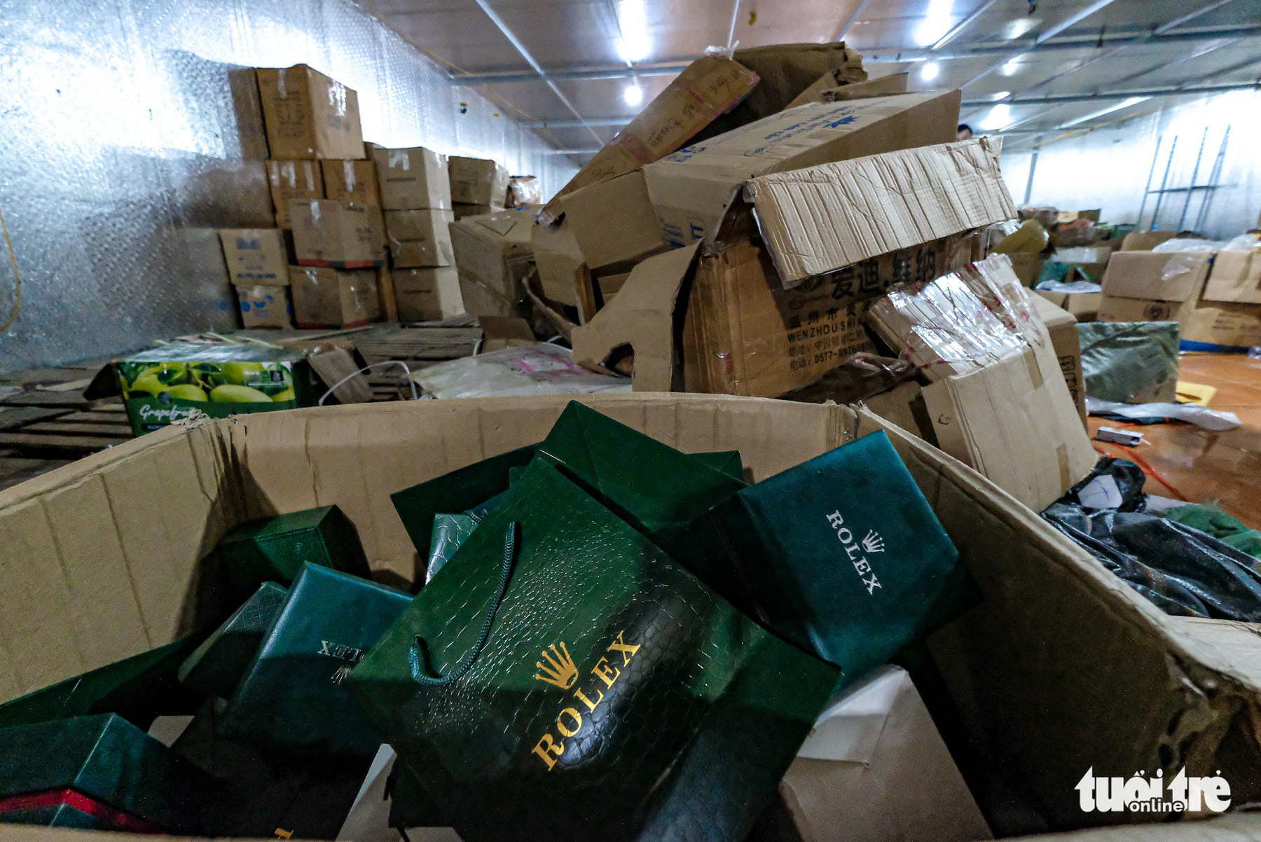 Kho hàng lậu khủng giữa Lào Cai: doanh thu mỗi tháng hơn 10 tỉ đồng - Ảnh 7. Kho hàng lậu khủng giữa Lào Cai: doanh thu mỗi tháng hơn 10 tỉ đồng - Ảnh 7.