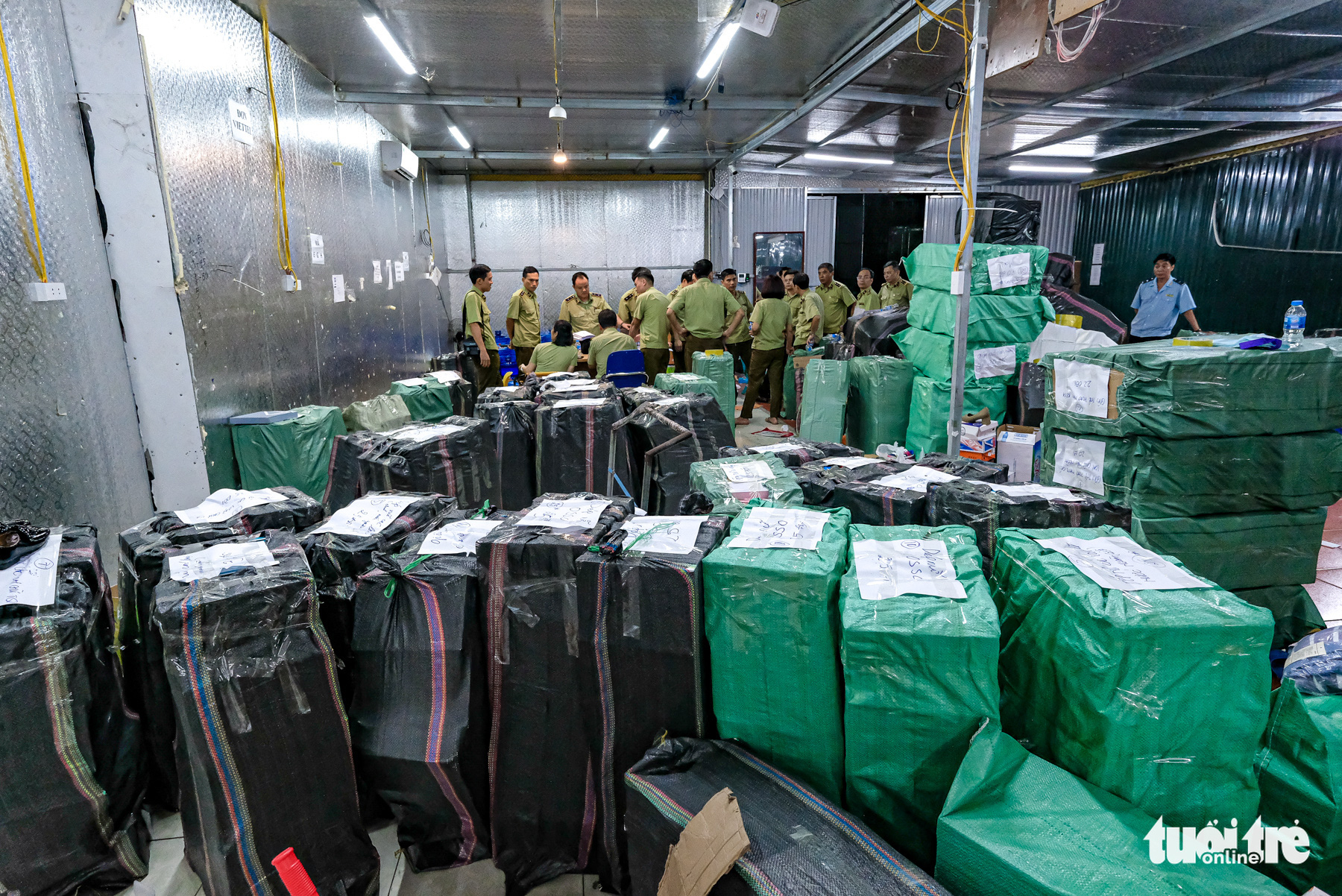 Kho hàng lậu khủng giữa Lào Cai: doanh thu mỗi tháng hơn 10 tỉ đồng - Ảnh 4. Kho hàng lậu khủng giữa Lào Cai: doanh thu mỗi tháng hơn 10 tỉ đồng - Ảnh 4.