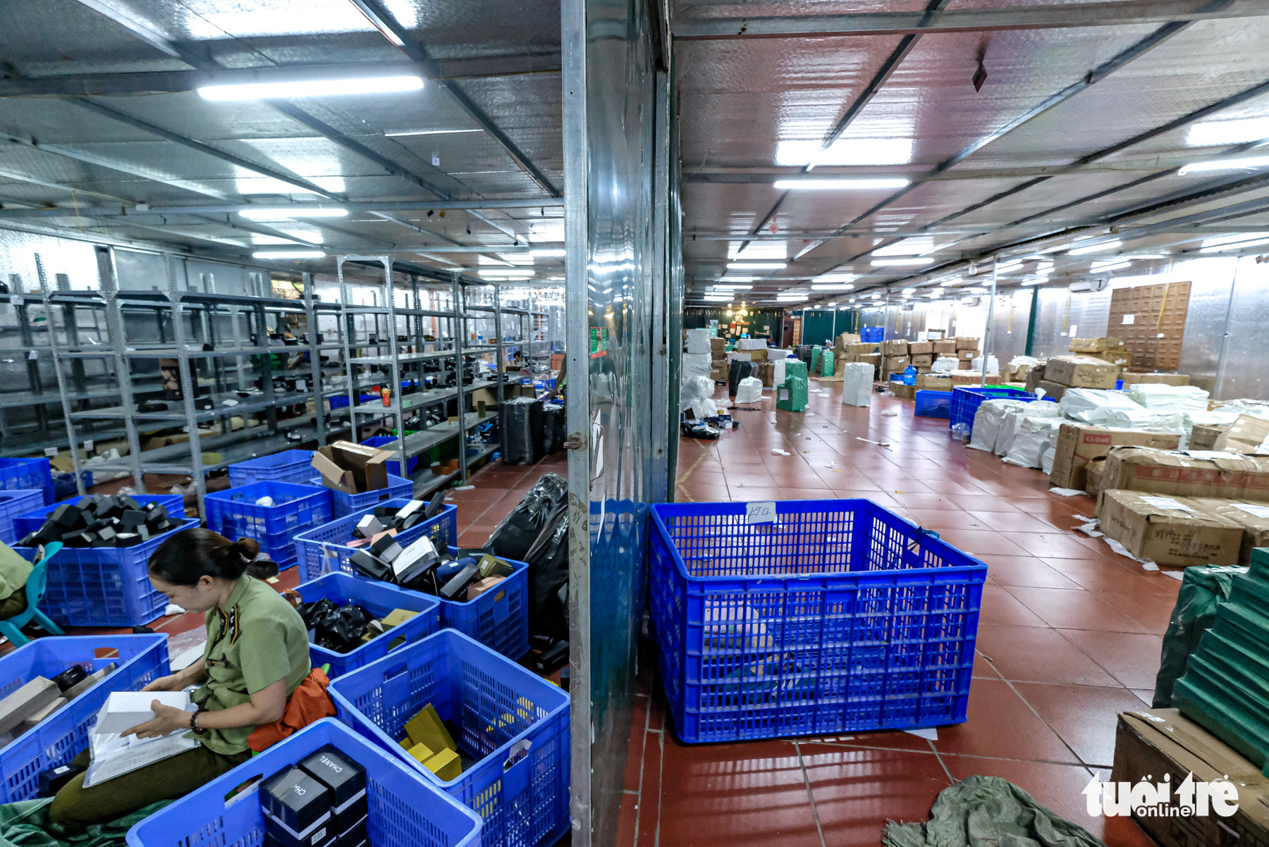 Kho hàng lậu khủng giữa Lào Cai: doanh thu mỗi tháng hơn 10 tỉ đồng - Ảnh 3. Kho hàng lậu khủng giữa Lào Cai: doanh thu mỗi tháng hơn 10 tỉ đồng - Ảnh 3.